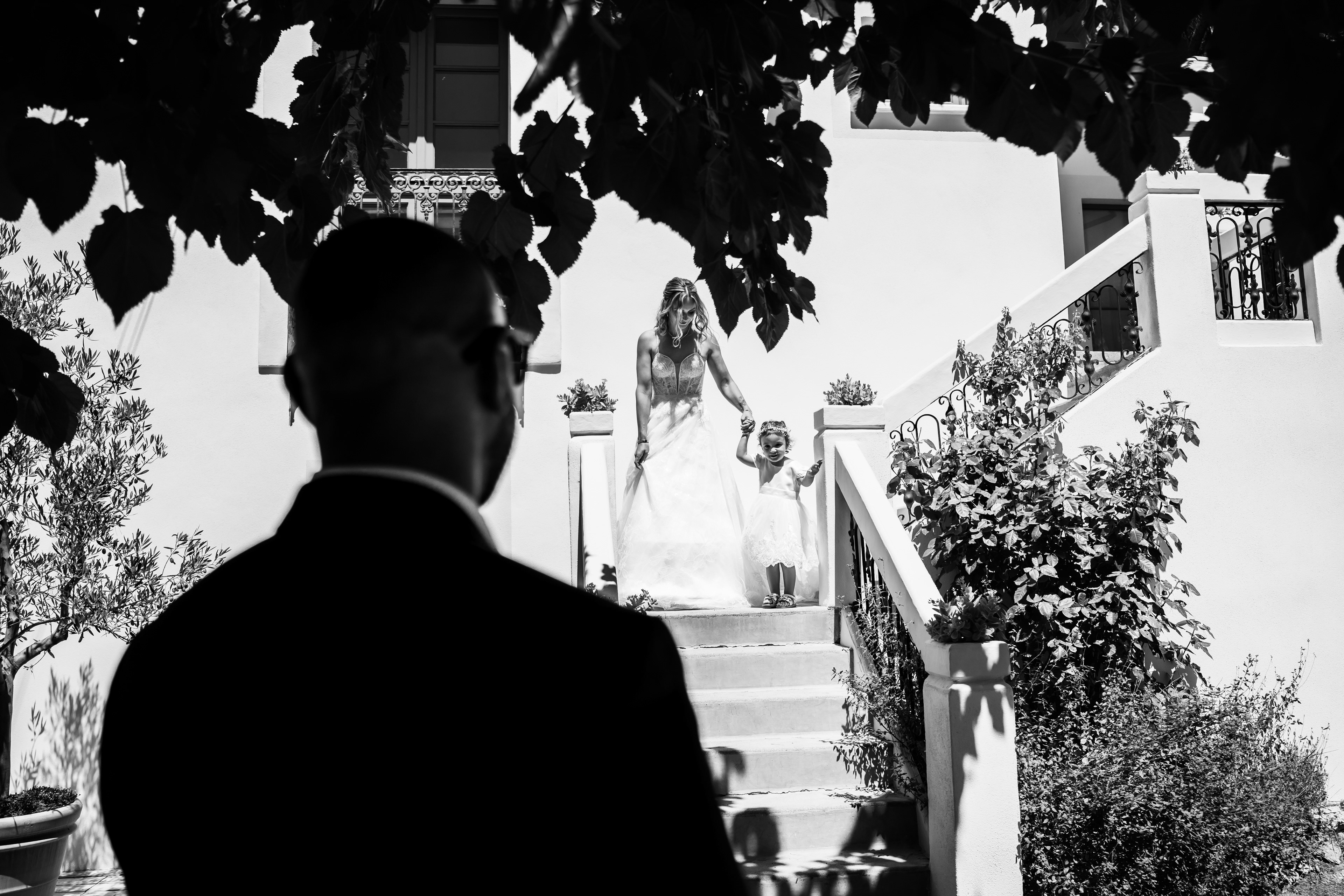 Moment first look entre les mariés au Domaine de la Grangette dans l’Hérault – reportage mariage naturel