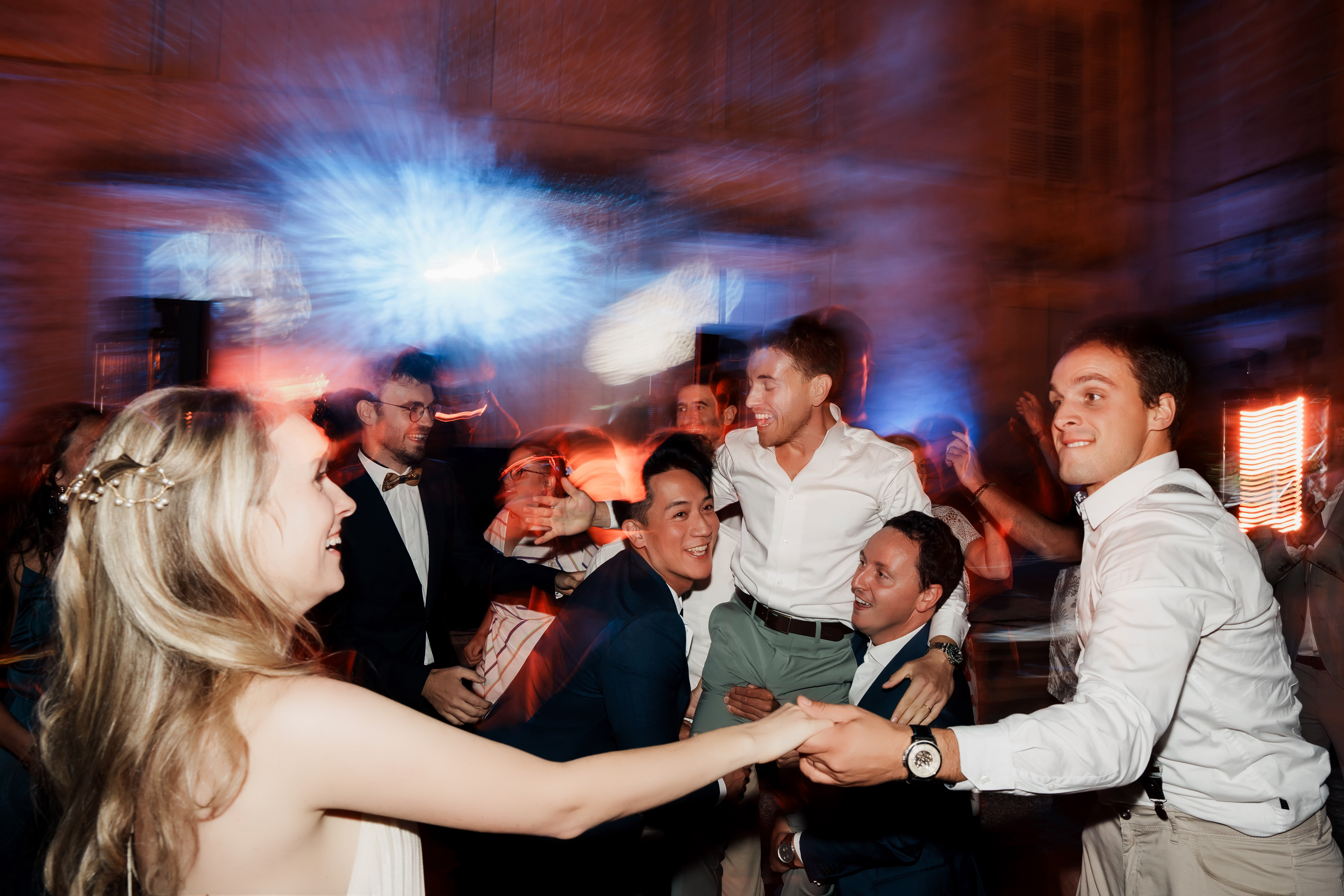 soirée mariage avec les mariés au centre de la piste