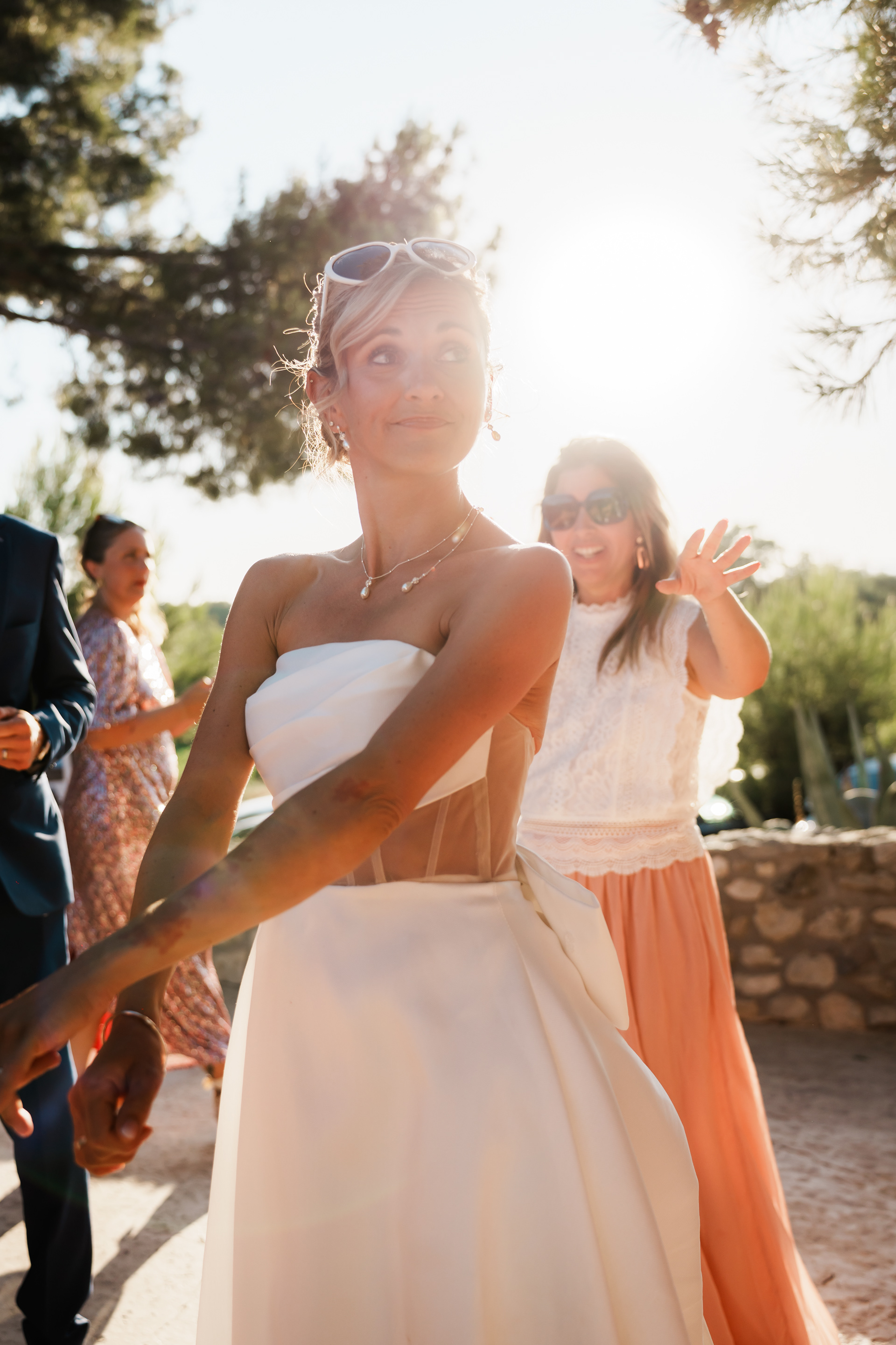 Mariée en train de danser avec ses invités lors du cocktail de mariage au Domaine de l’Ale