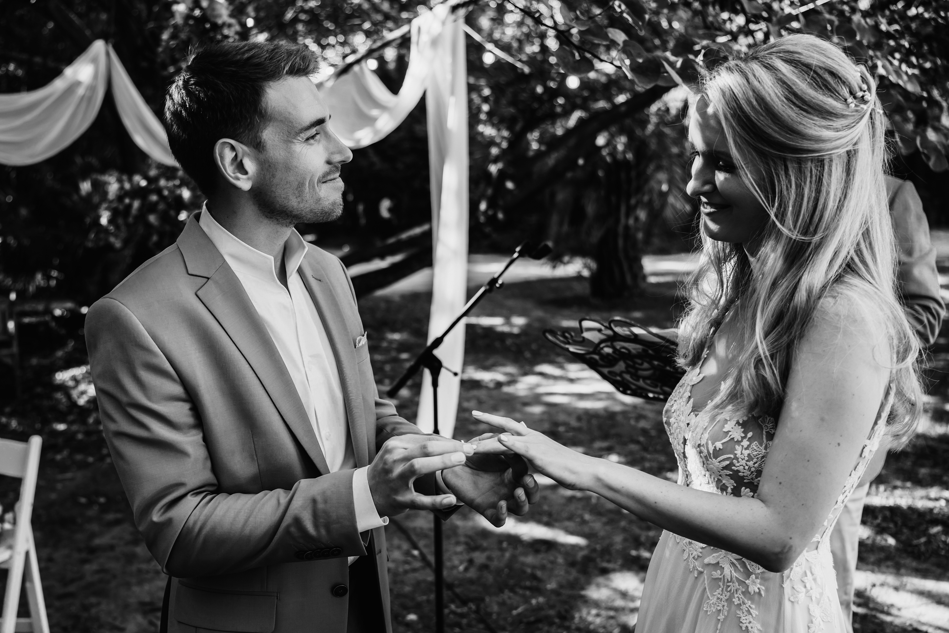 échange des alliances par le marié pendant la cérémonie, mariage Montpellier