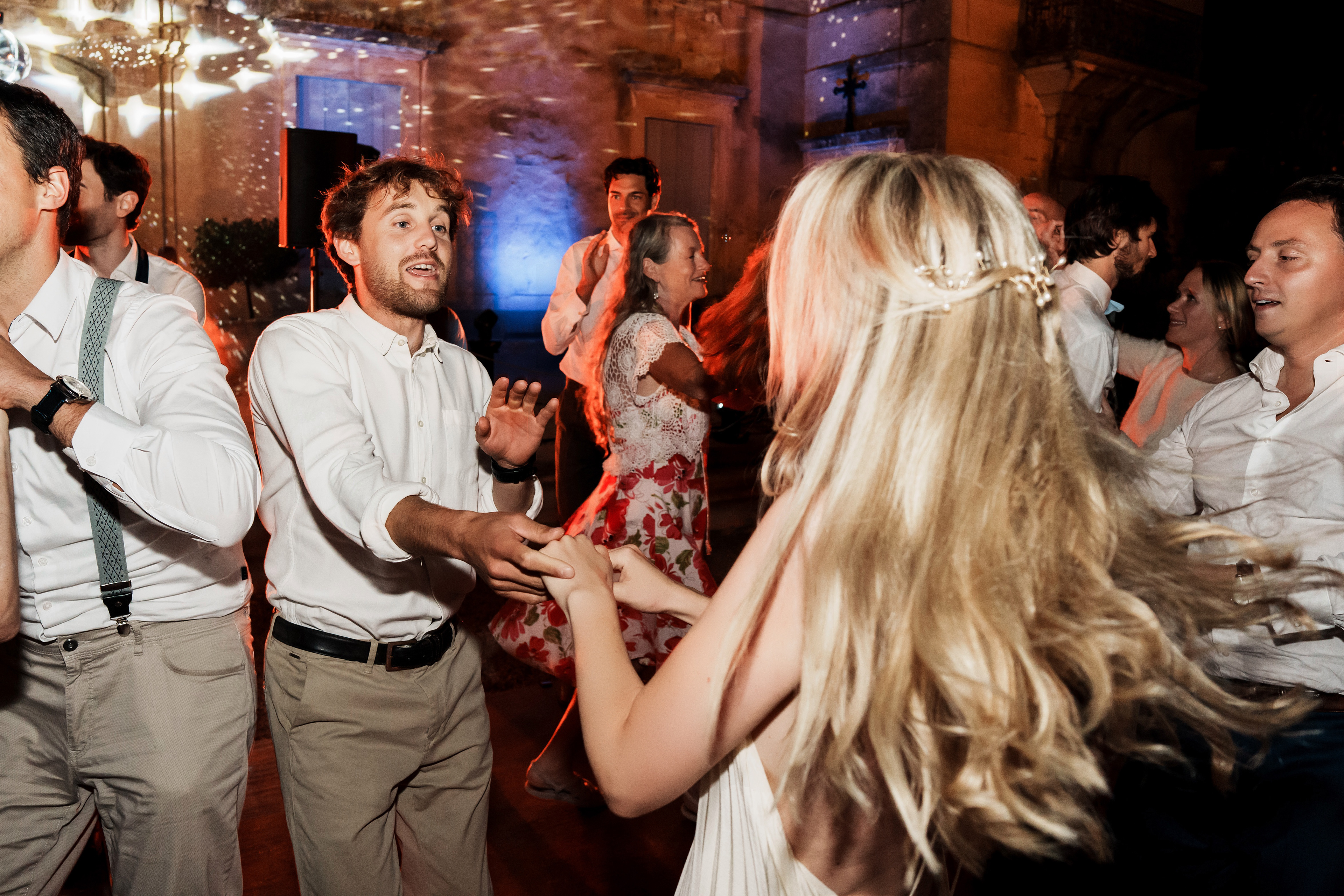 dancefloor animé avec les invités, soirée mariage Montpellier