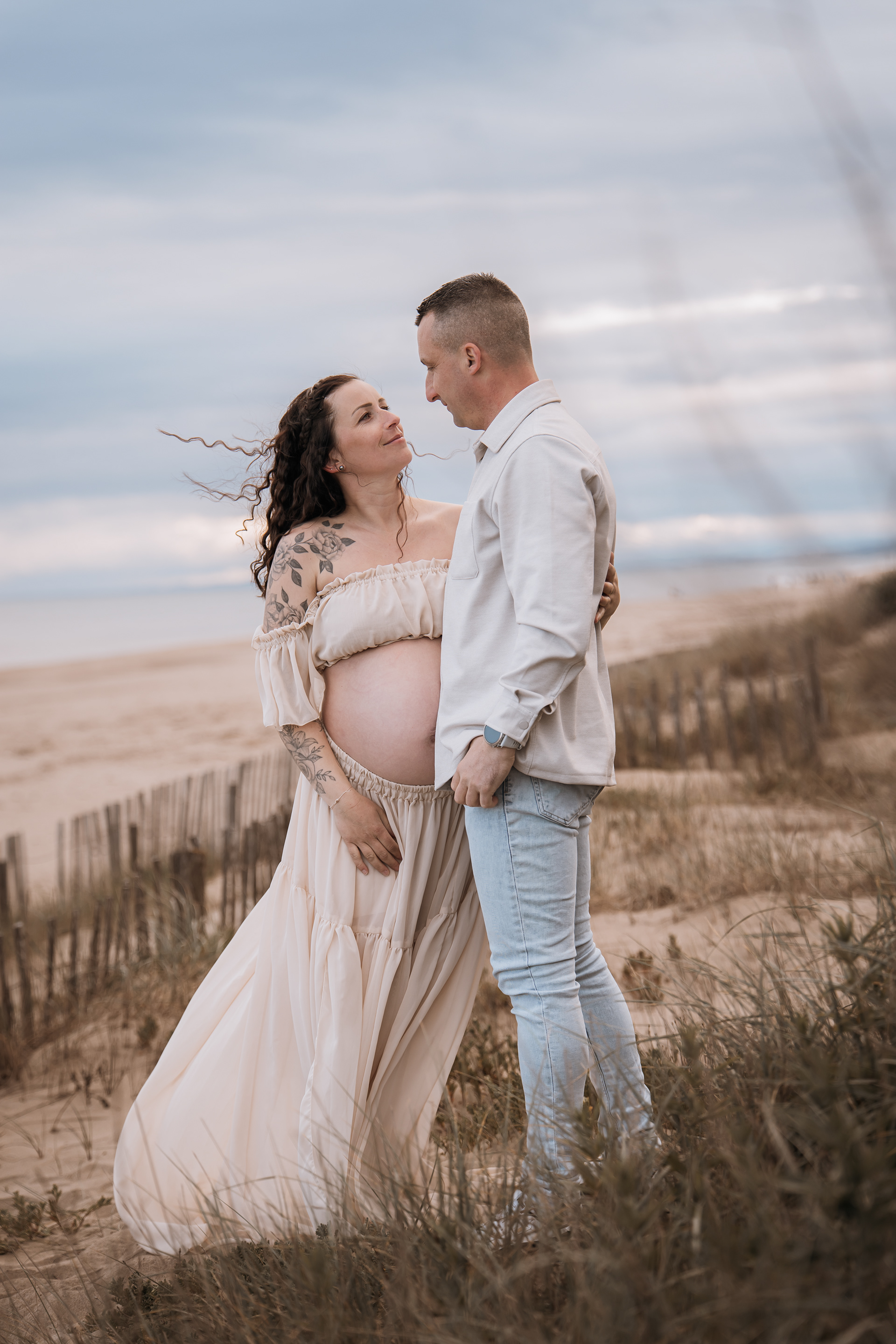 séance grossesse naturelle en famille à Sérignan plage