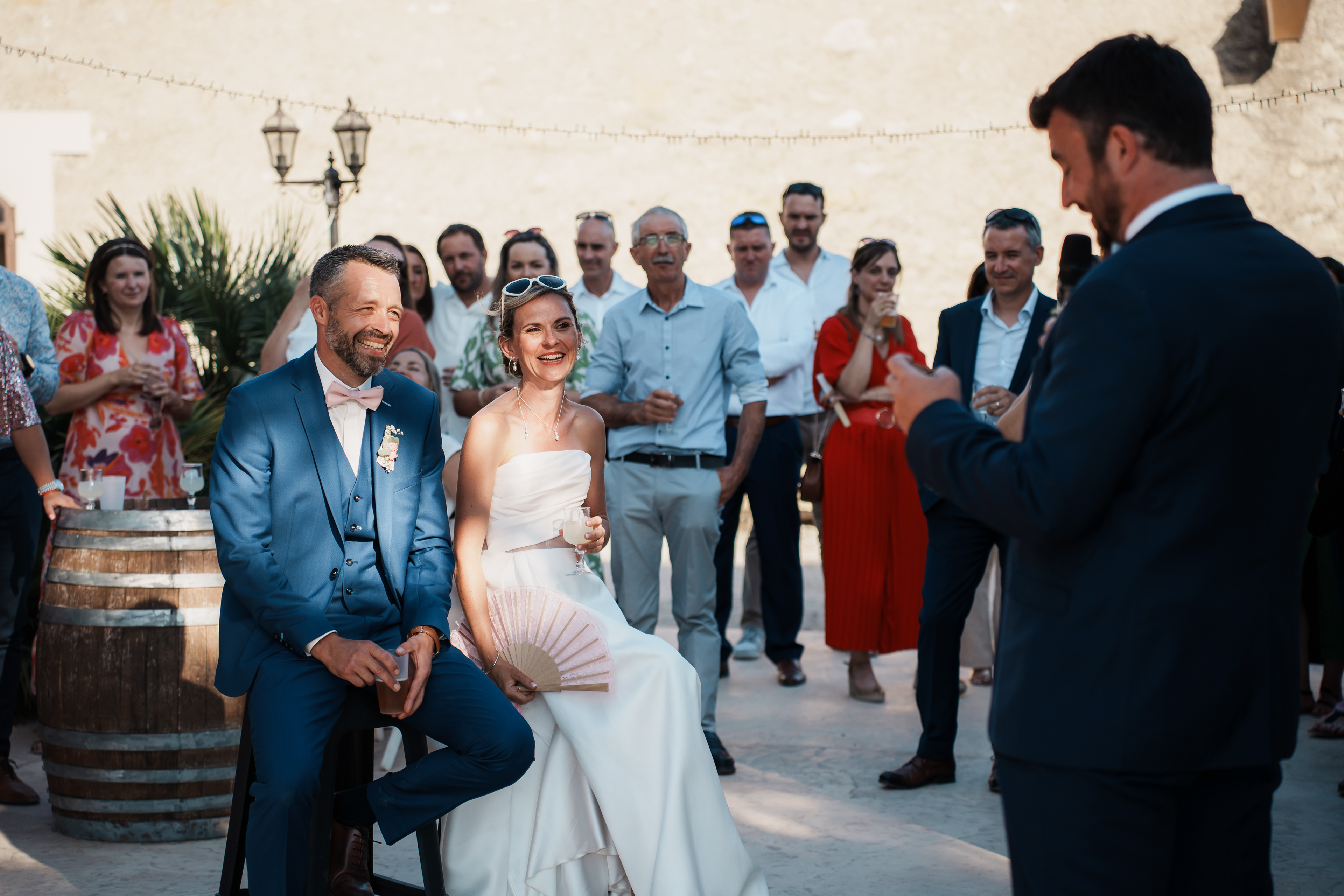 Témoin prenant la parole lors du discours de mariage devant les invités au Domaine de l’Ale