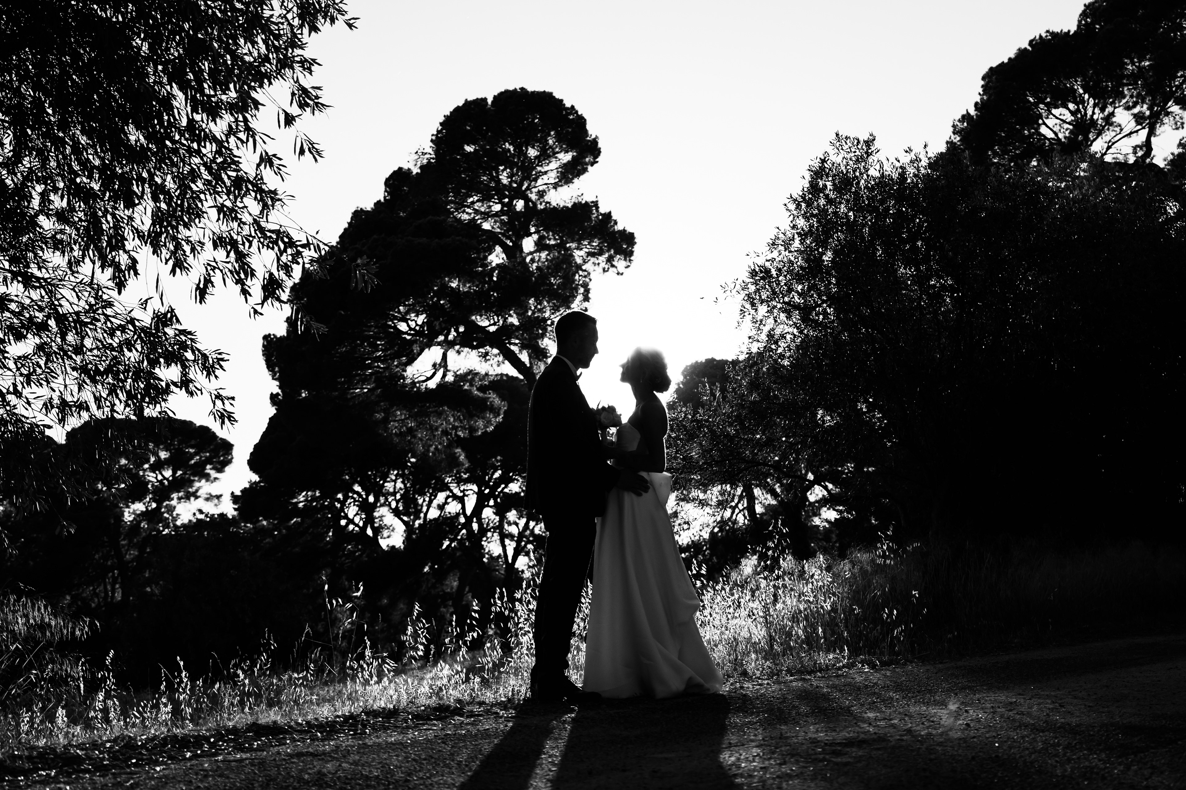 Photo de couple de mariés en noir et blanc lors d’une séance de mariage dans l’Hérault