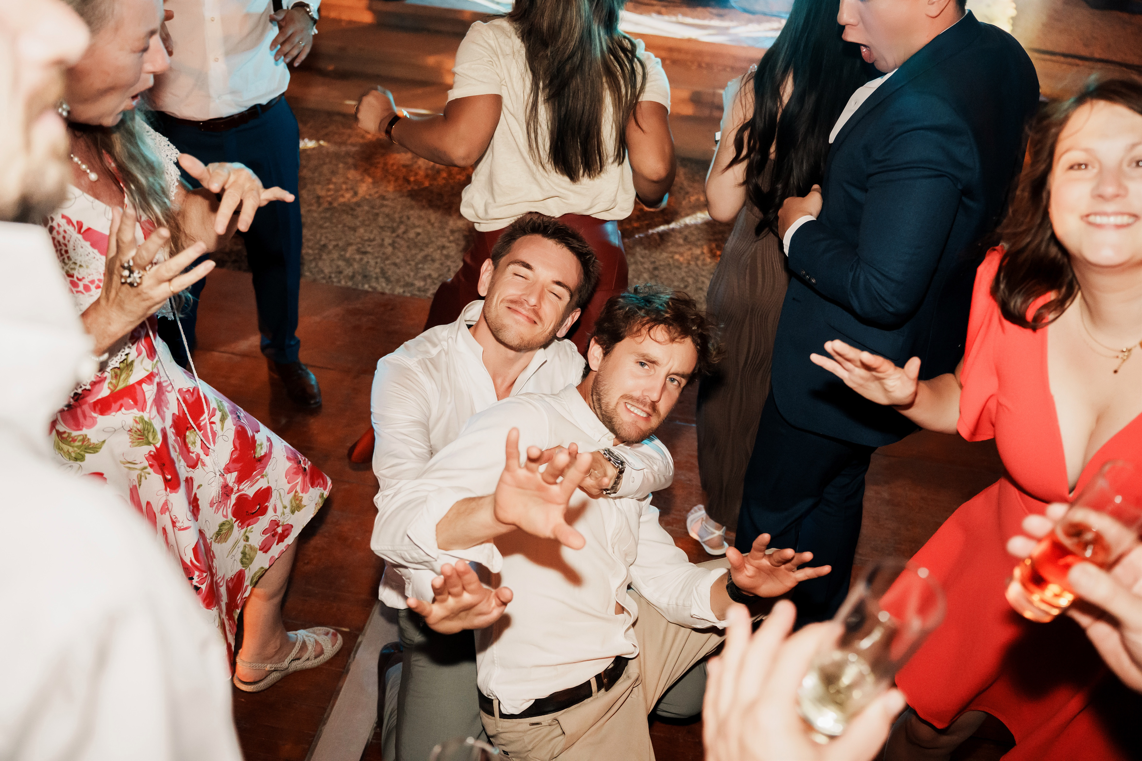 soirée de mariage avec invités déchaînés sur le dancefloor
