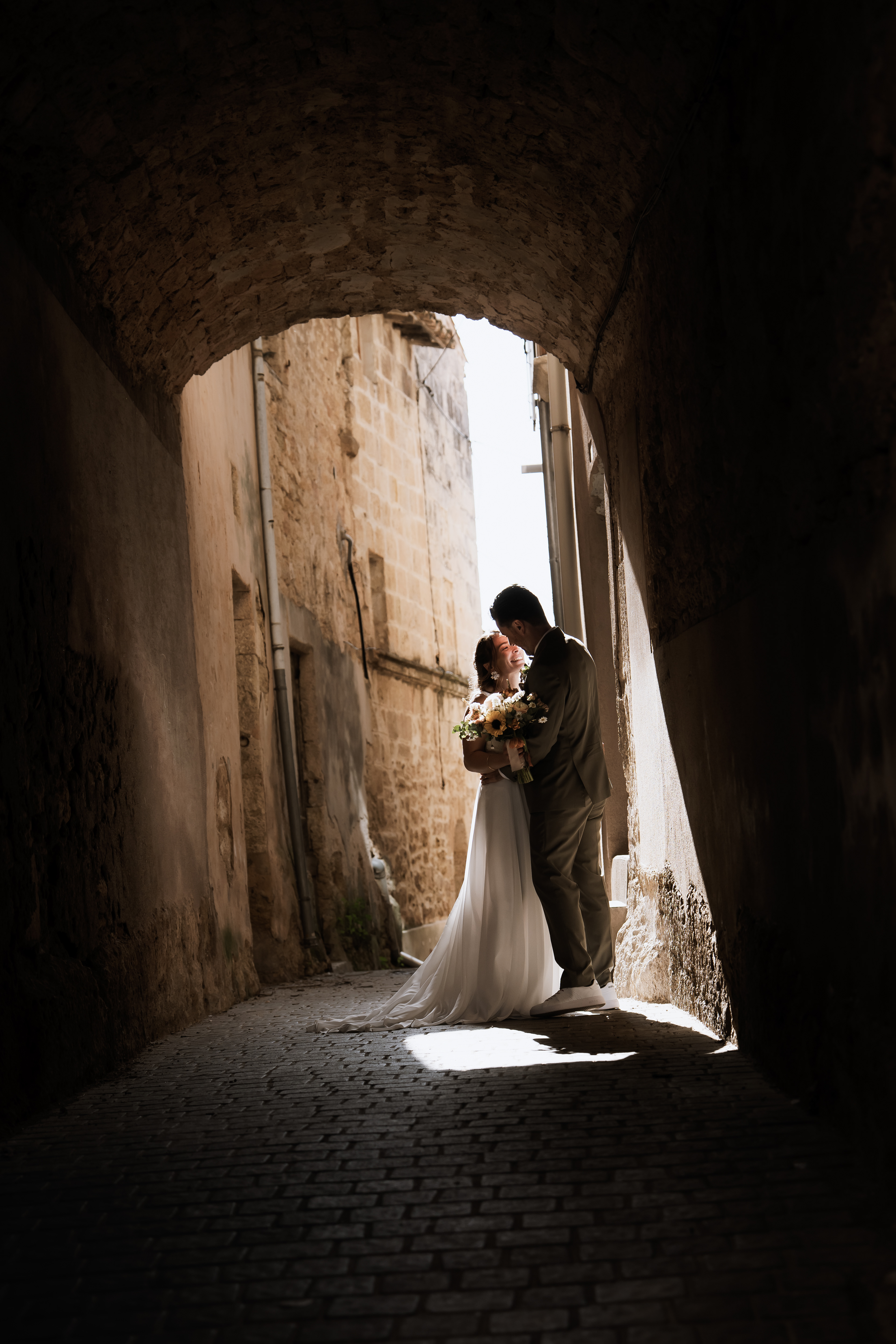 couple mariage poussan sortie eglise photo naturelle