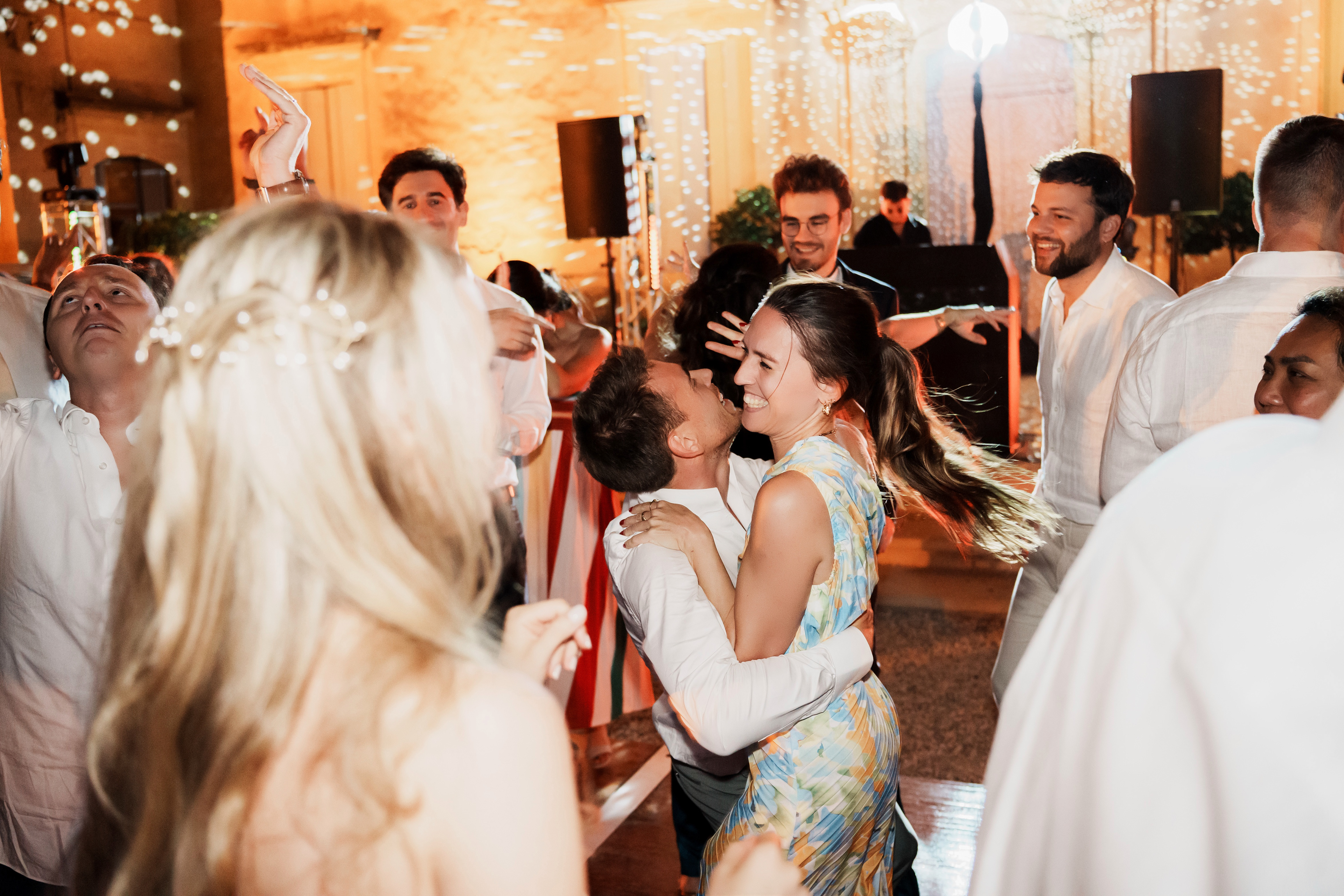 ambiance festive avec invités en train de danser, mariage Hérault