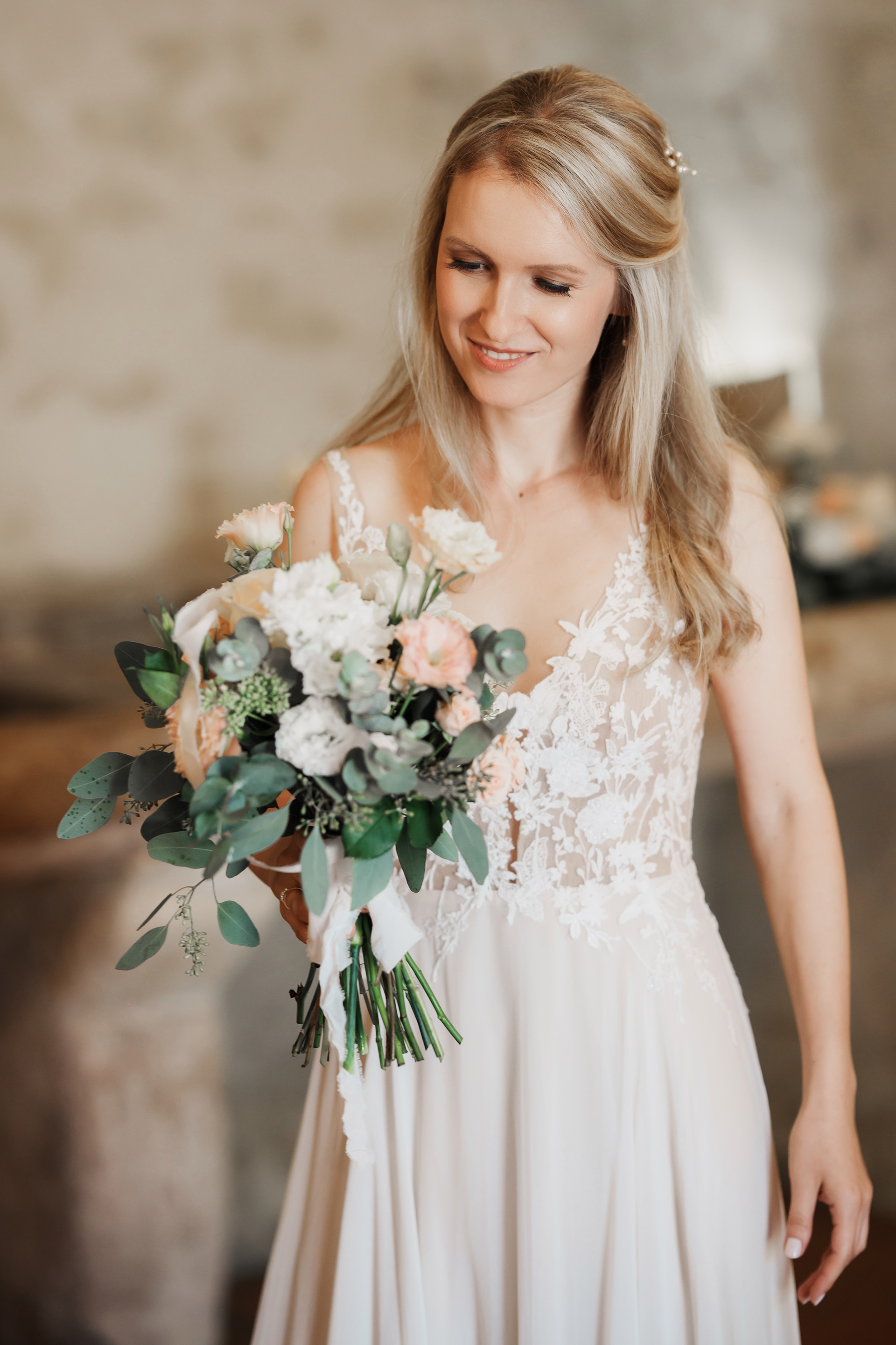 la mariée regarde son bouquet réalisé par Suzanne aux yeux bleus, mariage au Château de Flaugergues à Montpellier