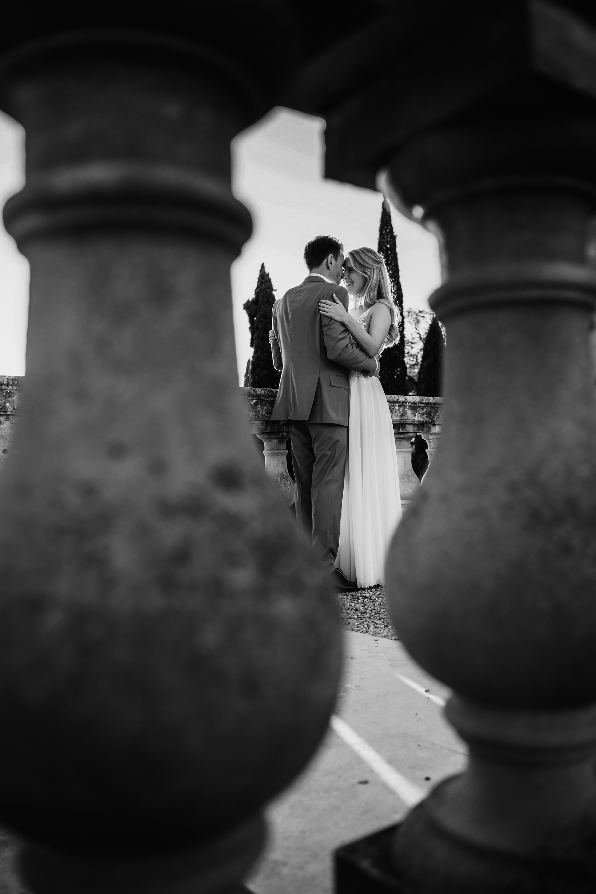 photo de couple en noir et blanc face à face, mariage Montpellier