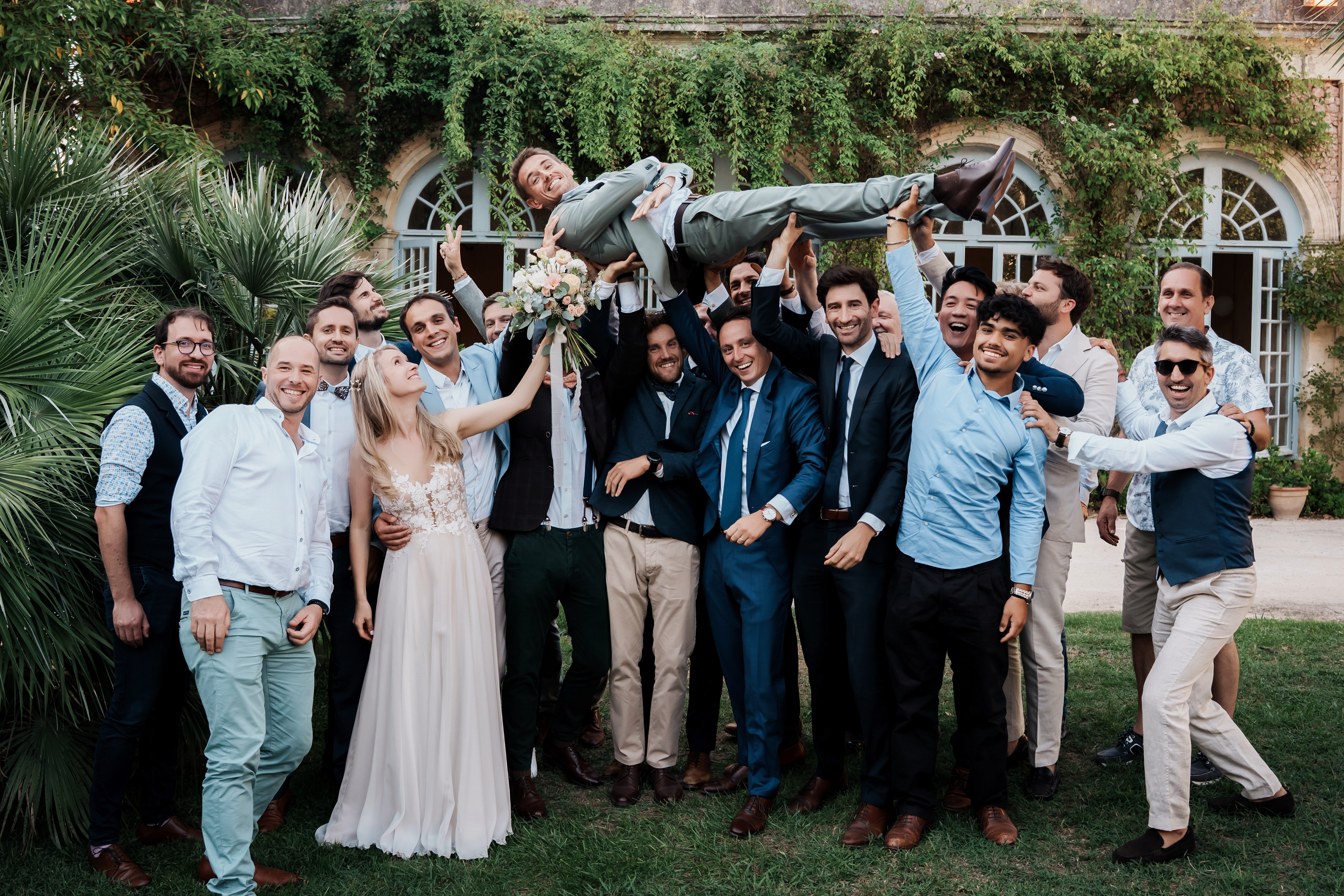photo de groupe du marié avec ses amis lors du mariage au Château de Flaugergues à Montpellier