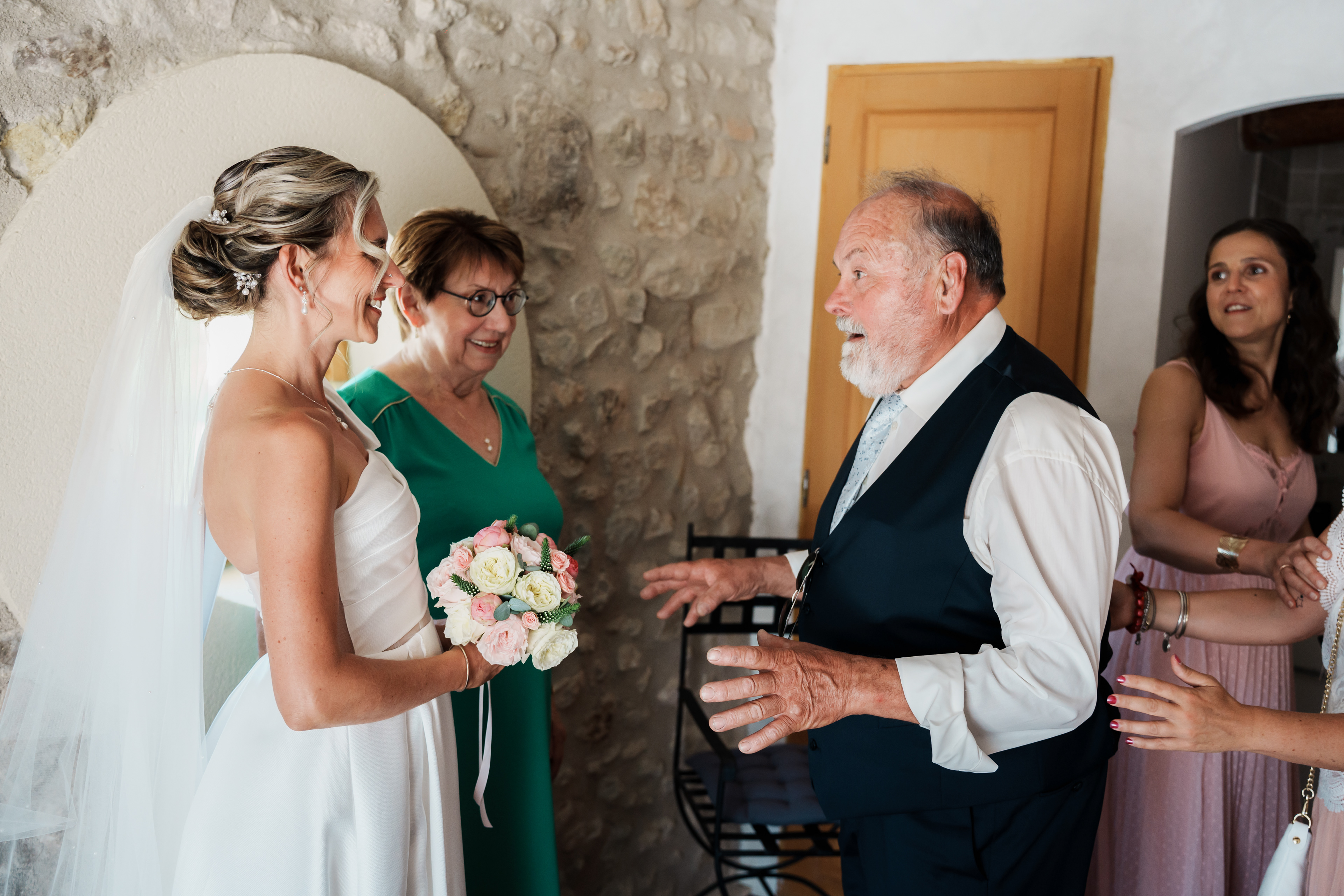 Père découvrant sa fille en robe de mariée lors des préparatifs au Domaine de l’Ale dans l’Hérault