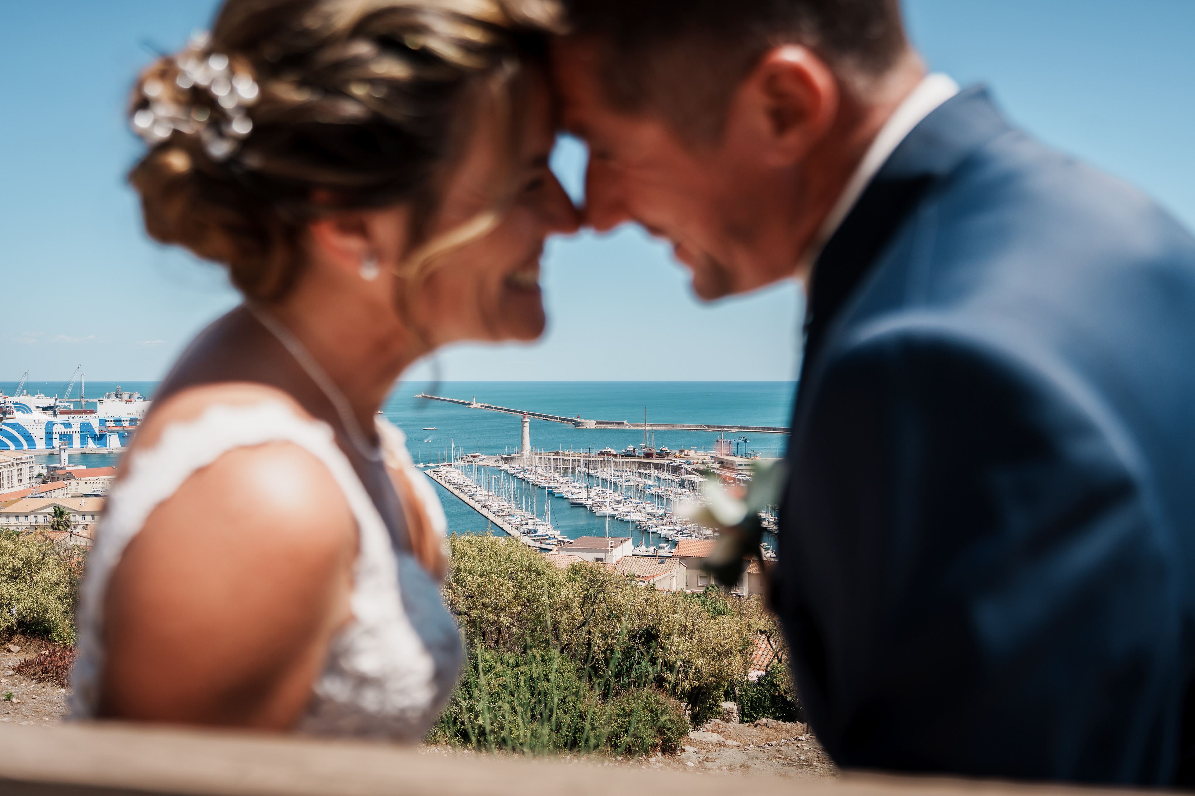 couple marié sur les hauteurs de Sète face à la mer, séance photo naturelle et lumineuse