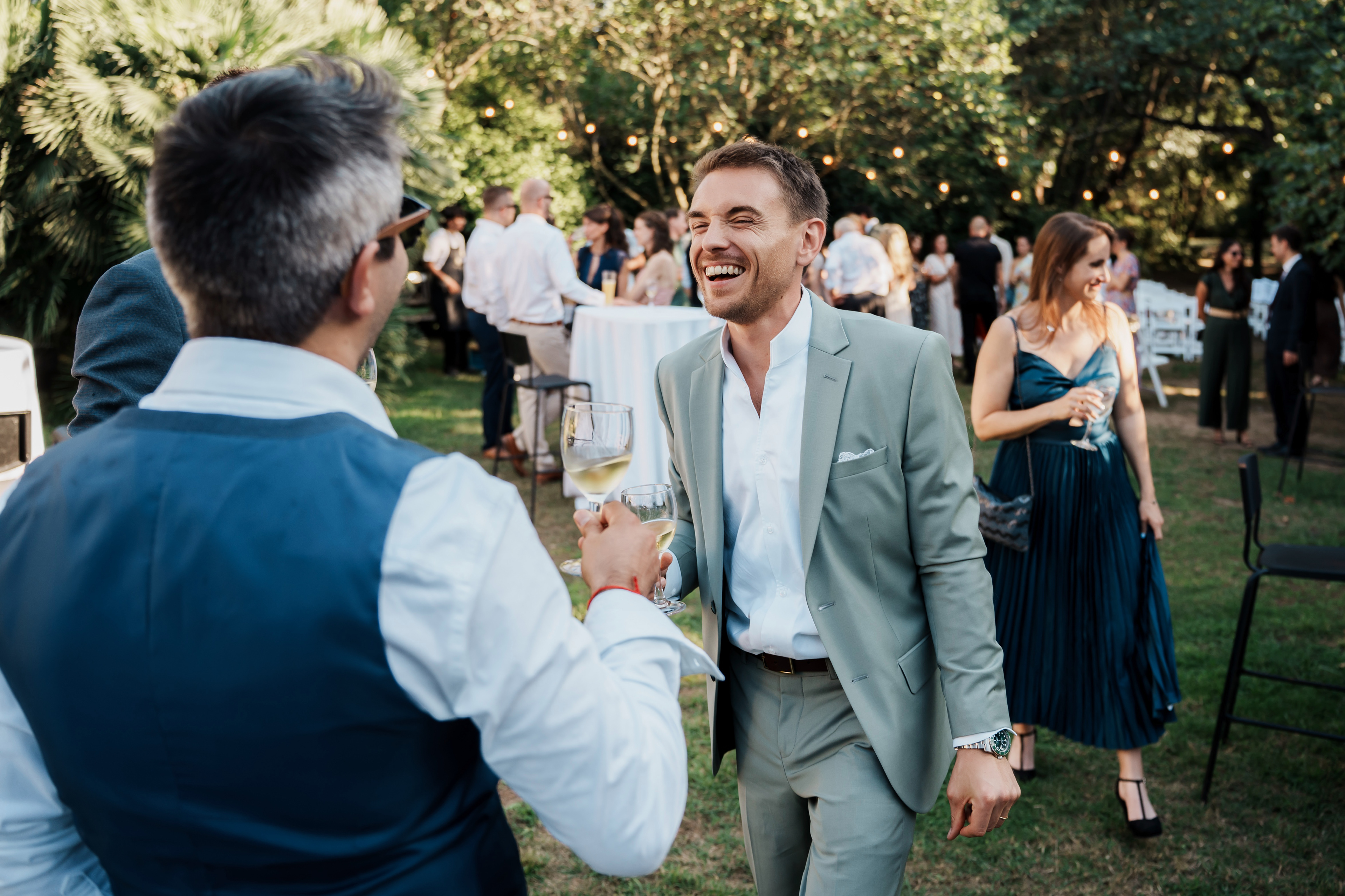 le marié trinque avec un témoin lors du cocktail de mariage au Château de Flaugergues à Montpellier