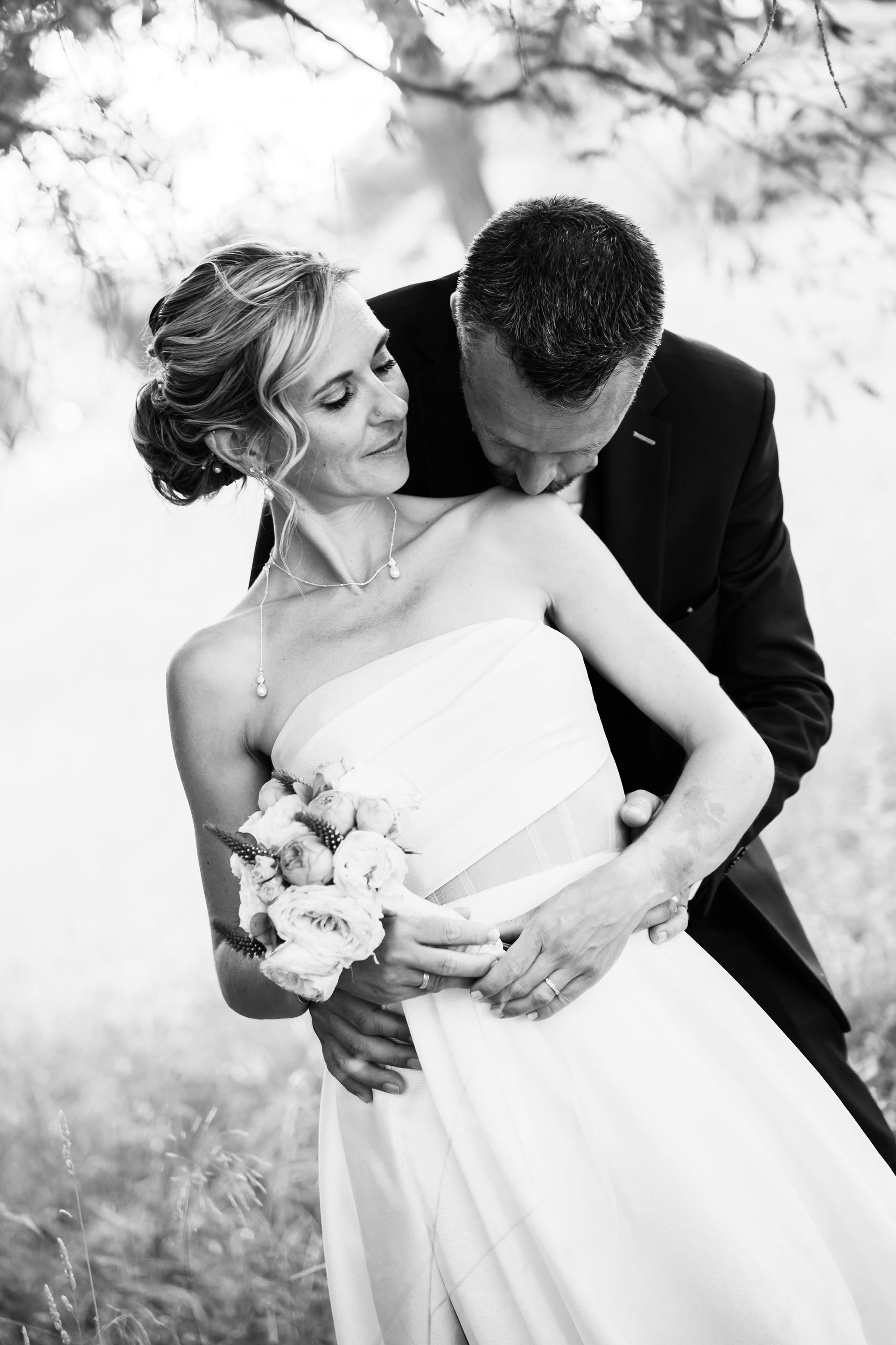 Photo de couple de mariés en noir et blanc lors d’une séance photo de mariage dans l’Hérault