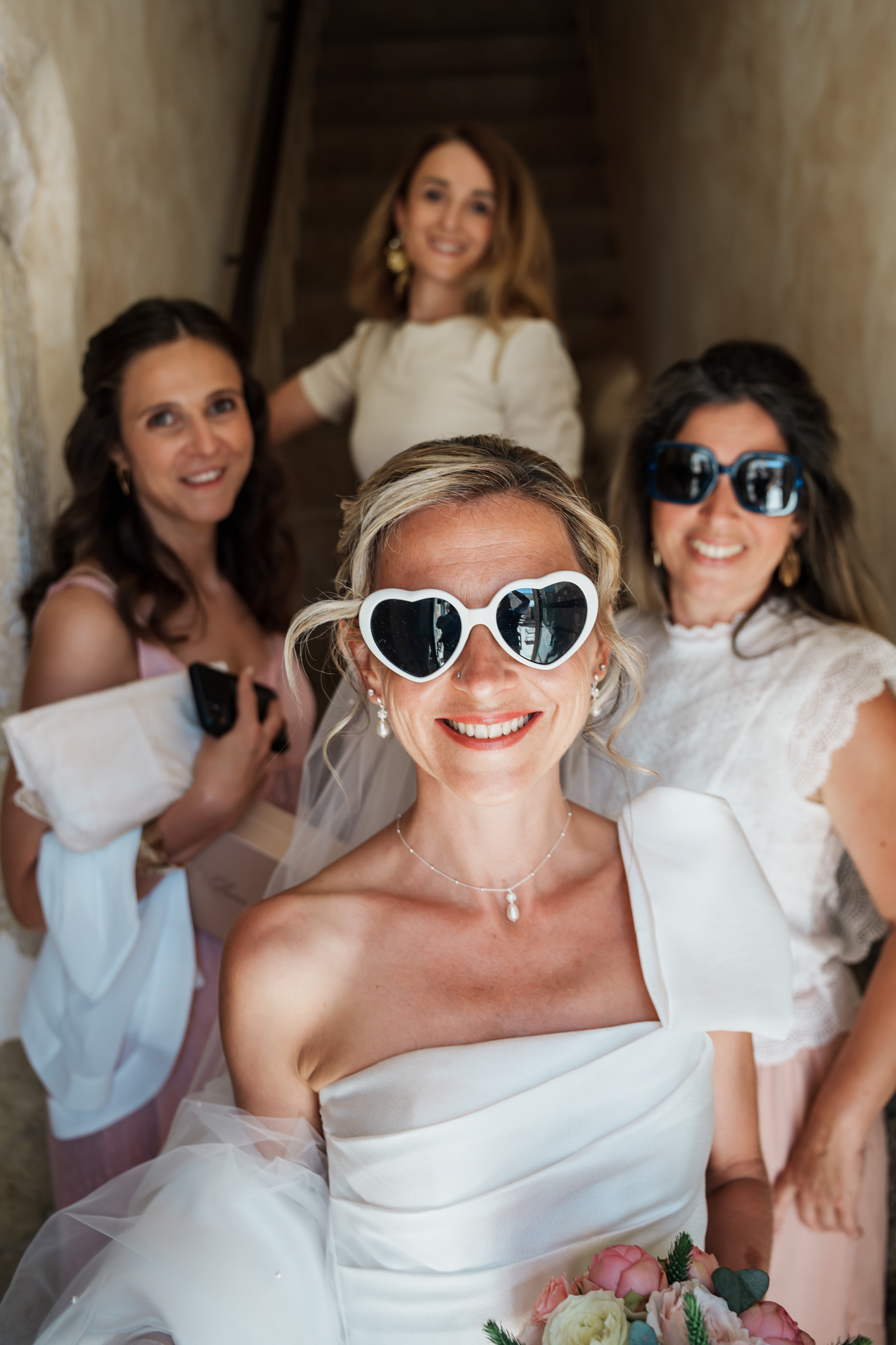 Mariée prête à partir entourée de ses demoiselles d’honneur au Domaine de l’Ale dans l’Hérault