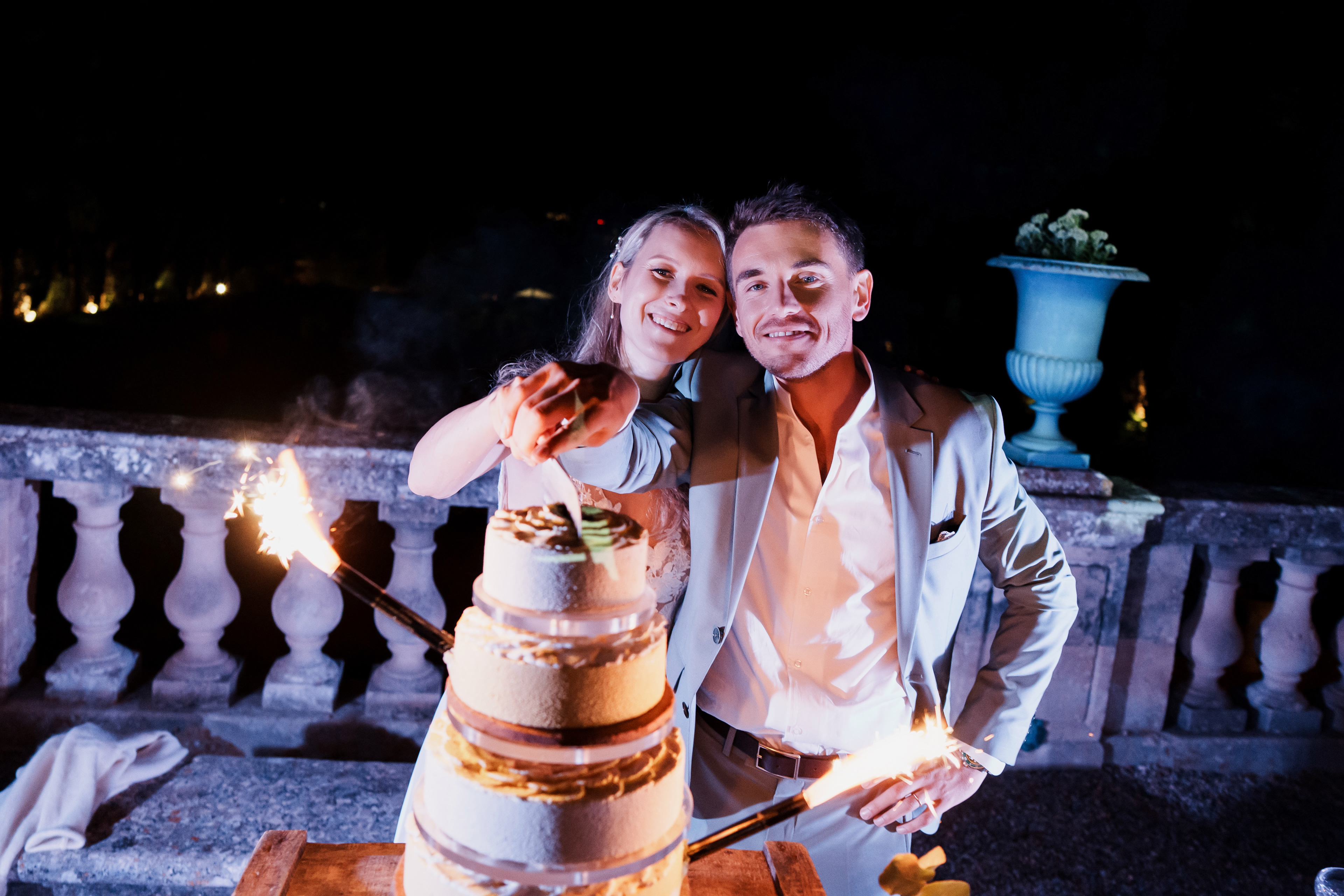 les mariés coupent le gâteau de mariage lors de la soirée au Château de Flaugergues à Montpellier