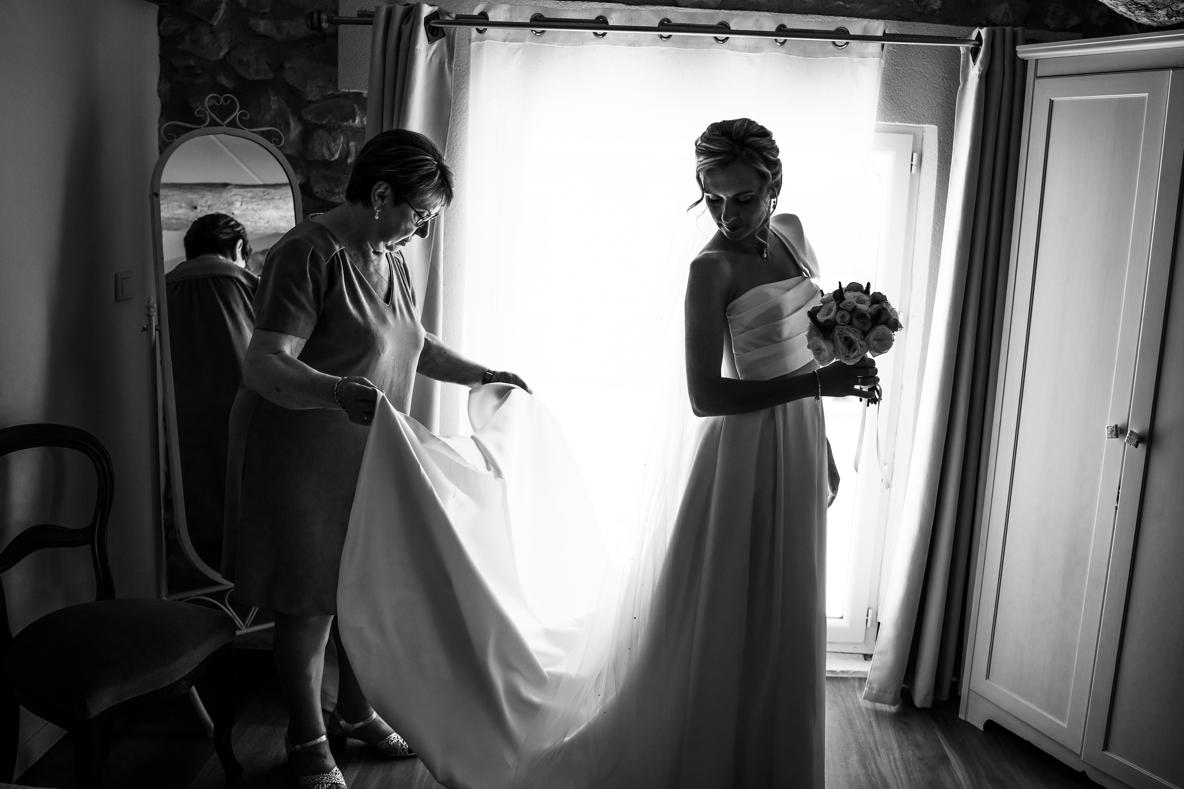 Moment de complicité pendant les préparatifs