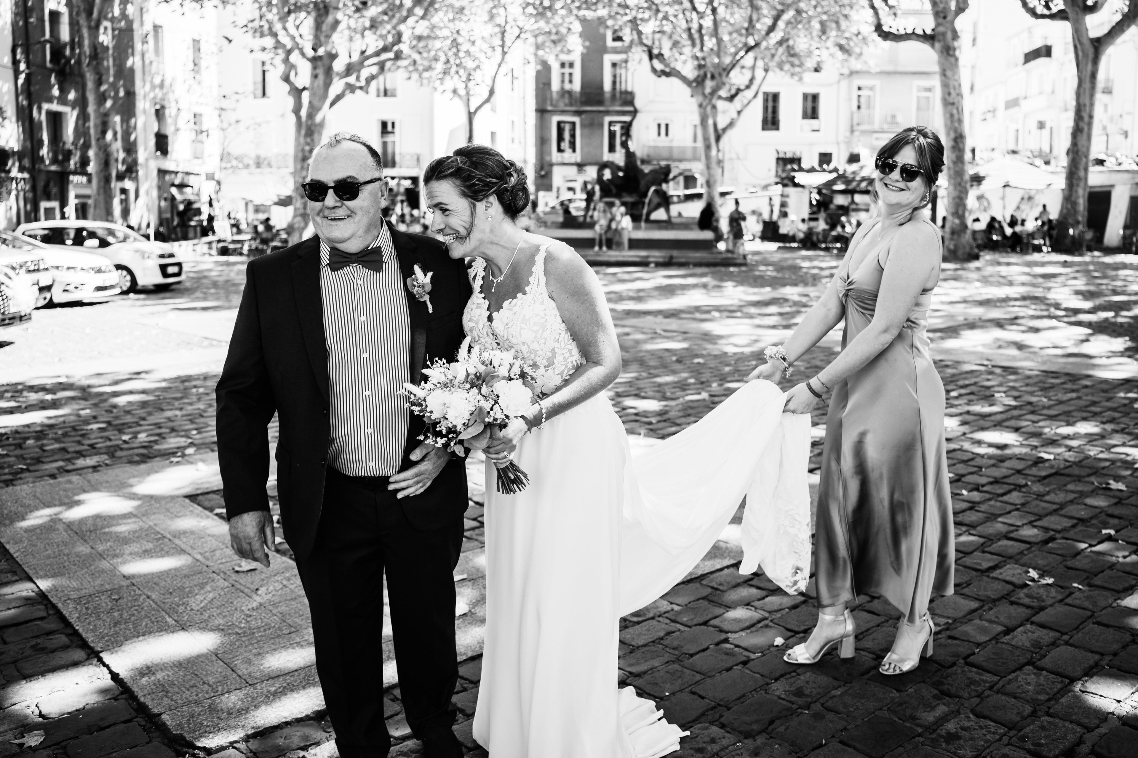 mariés sur le parvis de la mairie de Sète, moment complice