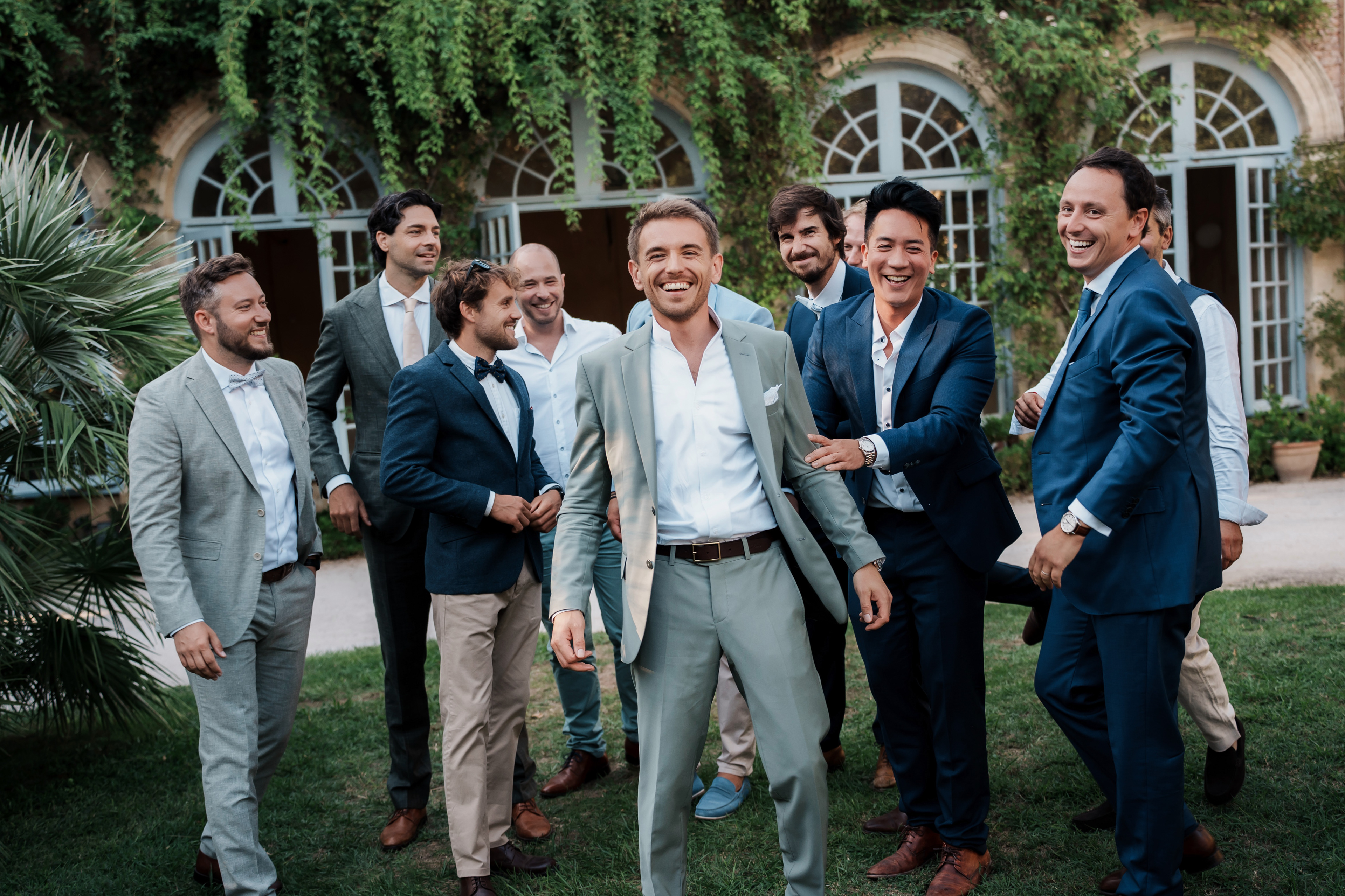 groupe du marié avec ses amis, photo mariage naturelle