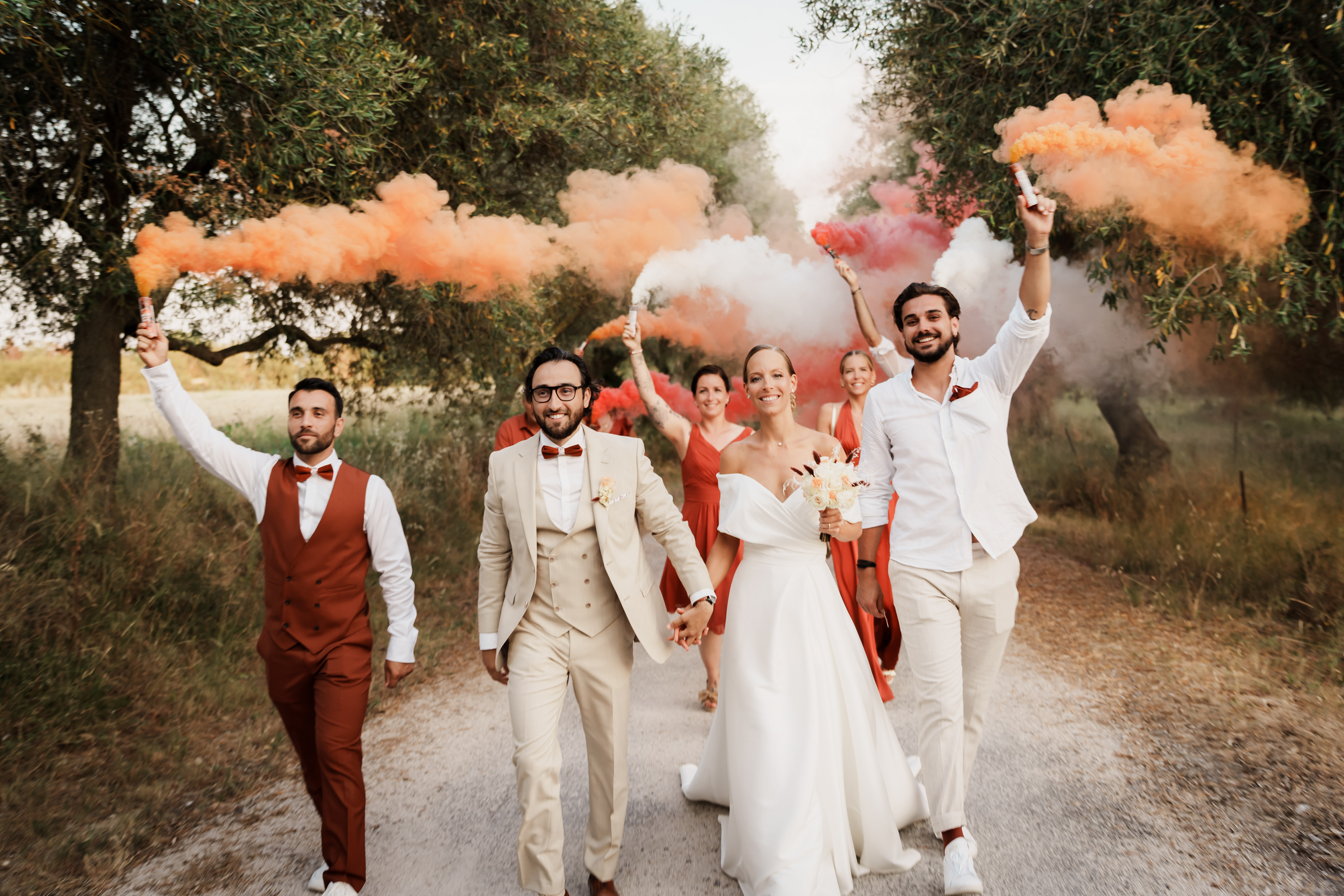 photographe mariage Domaine de l’Ale Capestang Béziers groupe fumigènes témoins