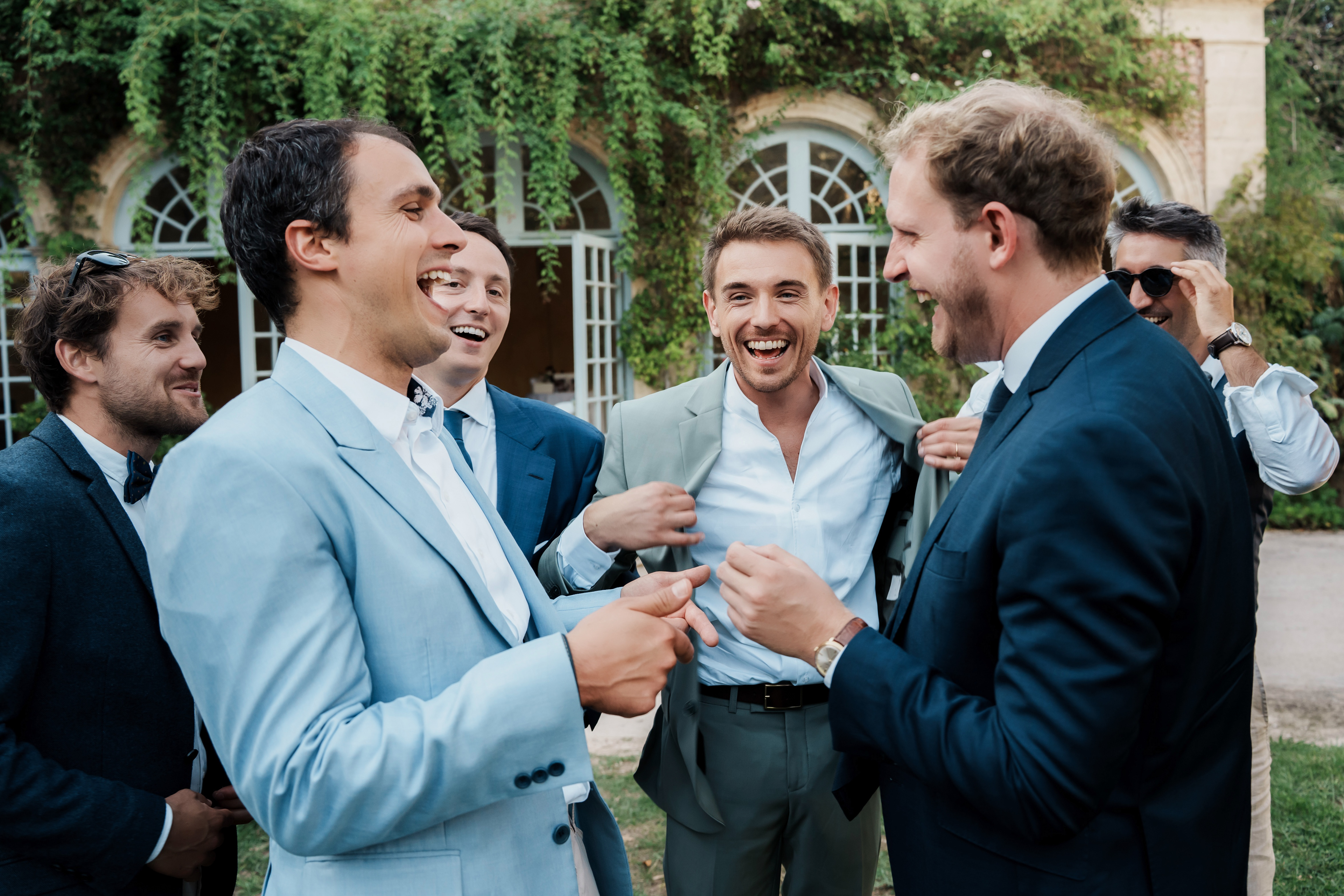 marié entouré de ses amis, moment fun et spontané