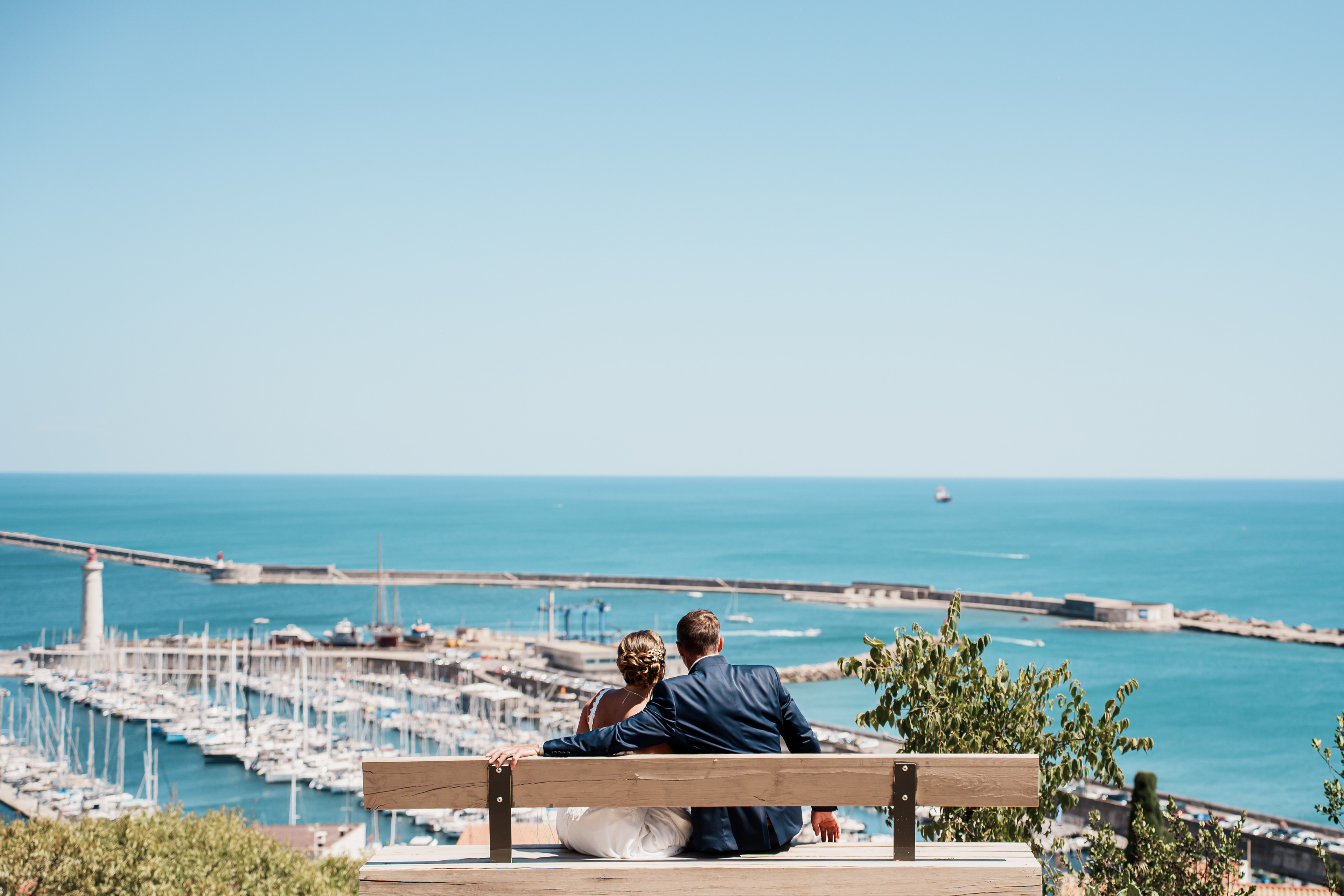 mariés face à la mer sur les hauteurs de Sète, moment complice
