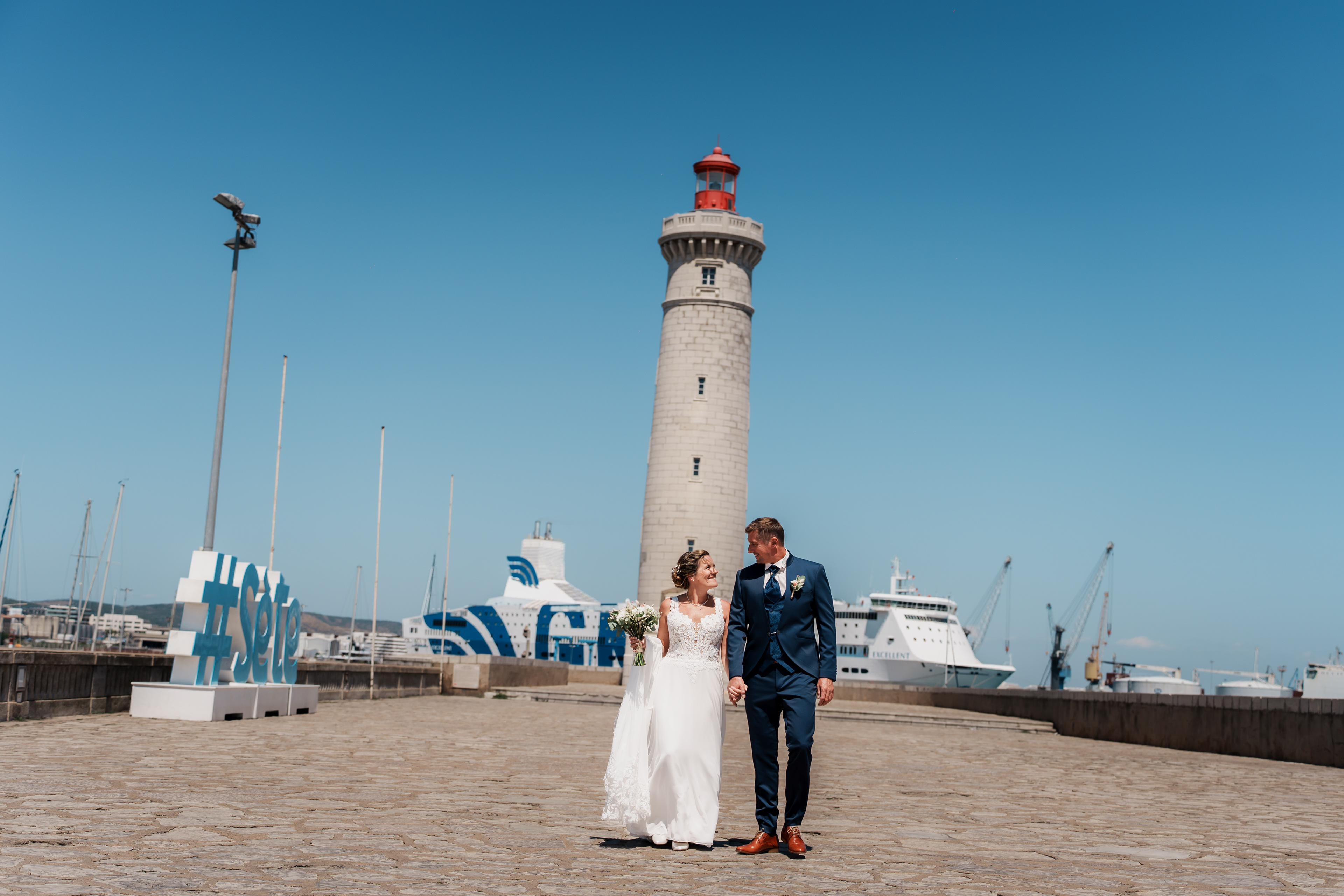 photo de couple au phare de Sète, mariage en bord de mer