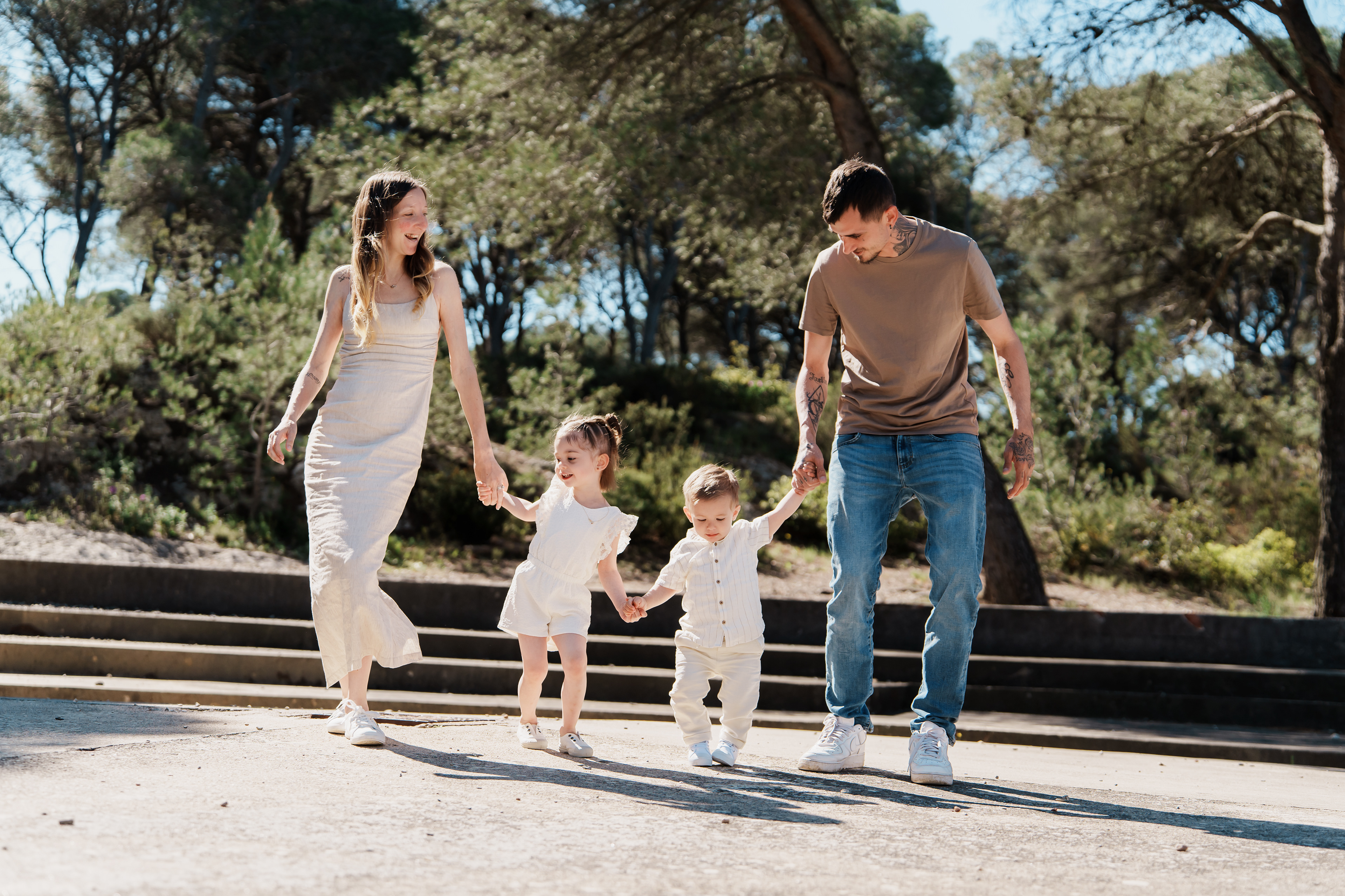 Séance photo famille en extérieur à Bessilles près de Mèze – photographe famille Hérault entre Béziers, Sète et Montpellier