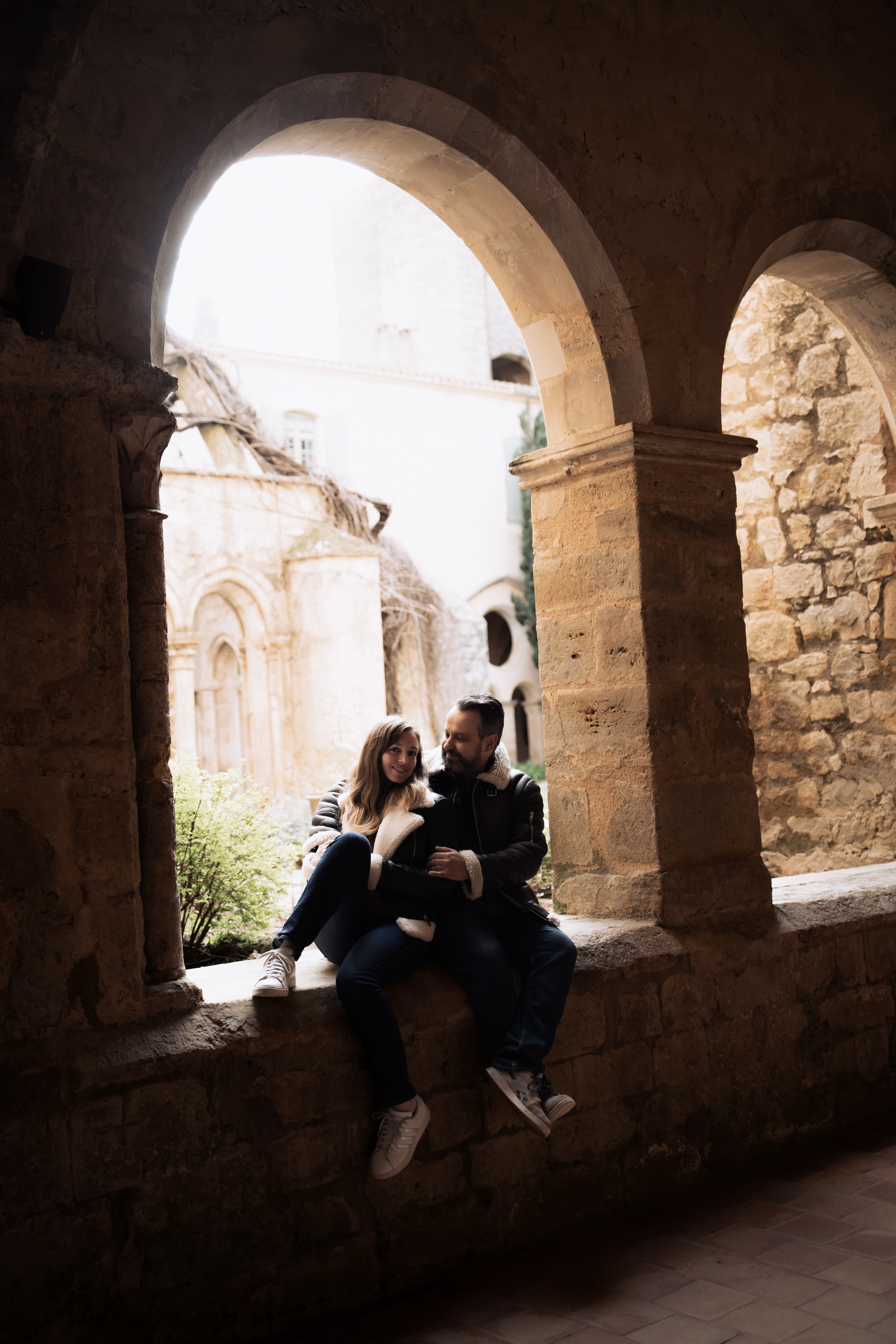 Séance engagement dans un lieu de mariage en Occitanie