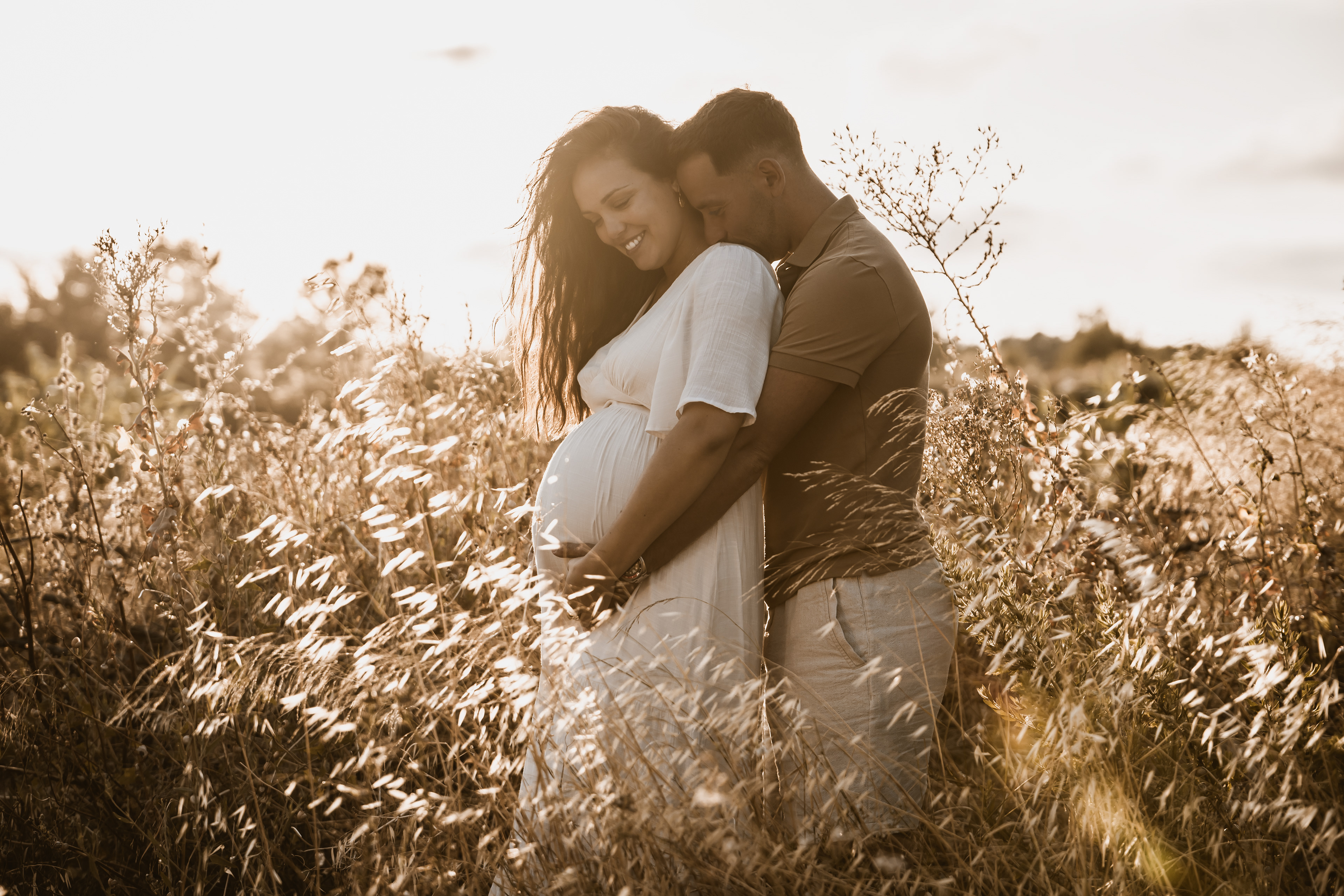 Séance grossesse en couple en extérieur à Mèze dans l’Hérault – photographe grossesse naturel