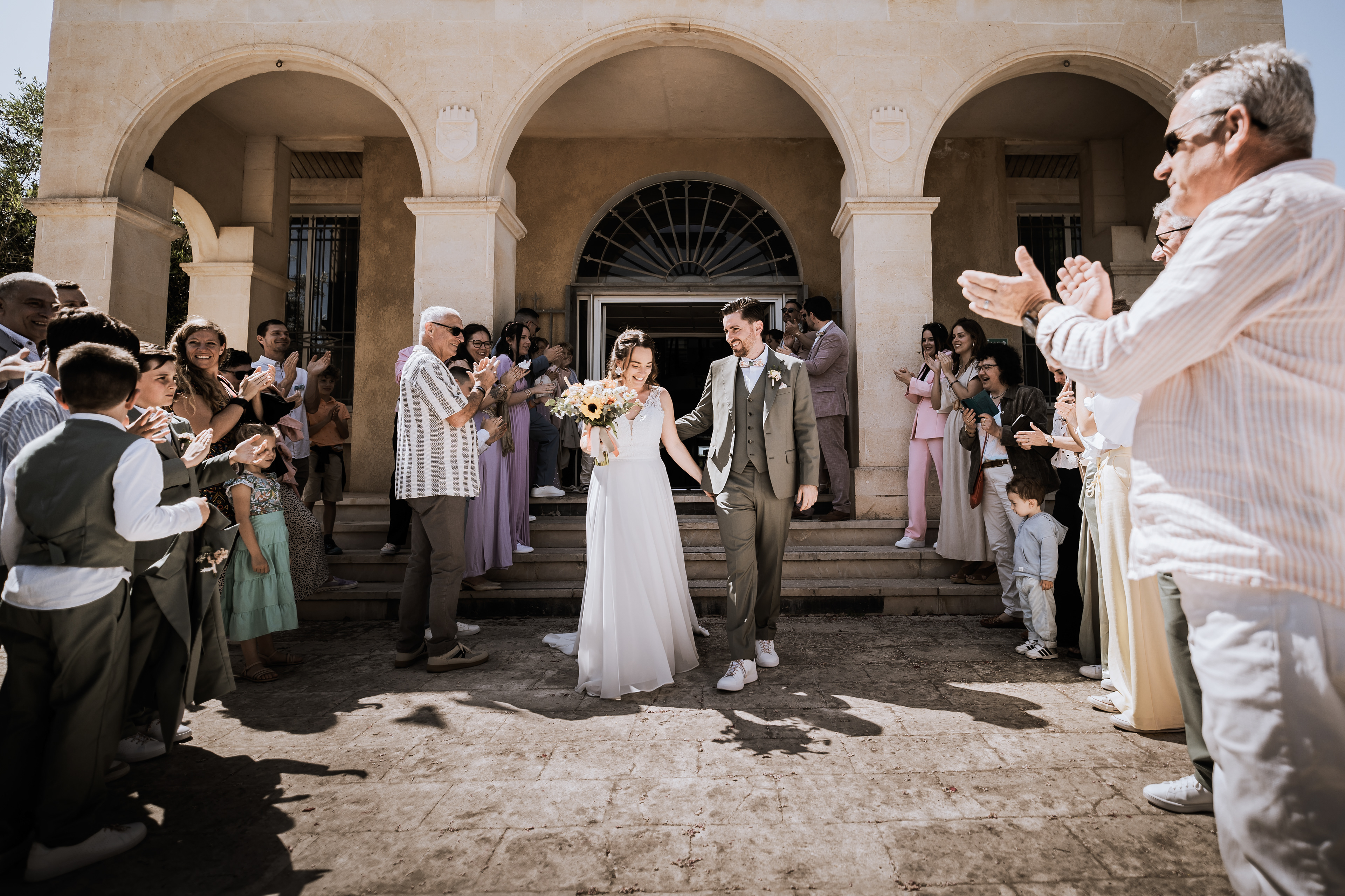 mariage mairie poussan herault couple sortie mairie