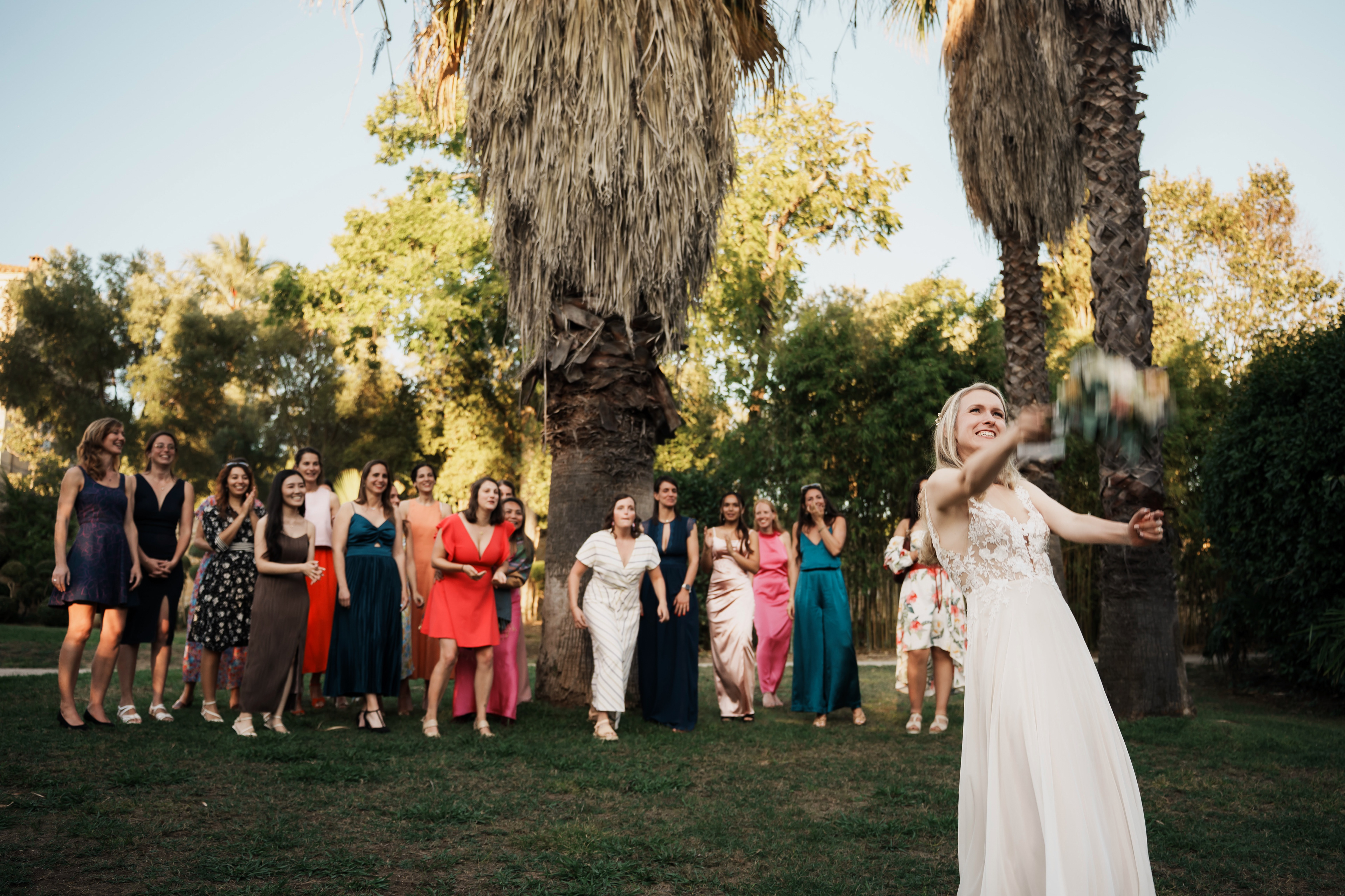 lancer du bouquet de la mariée lors du mariage au Château de Flaugergues à Montpellier