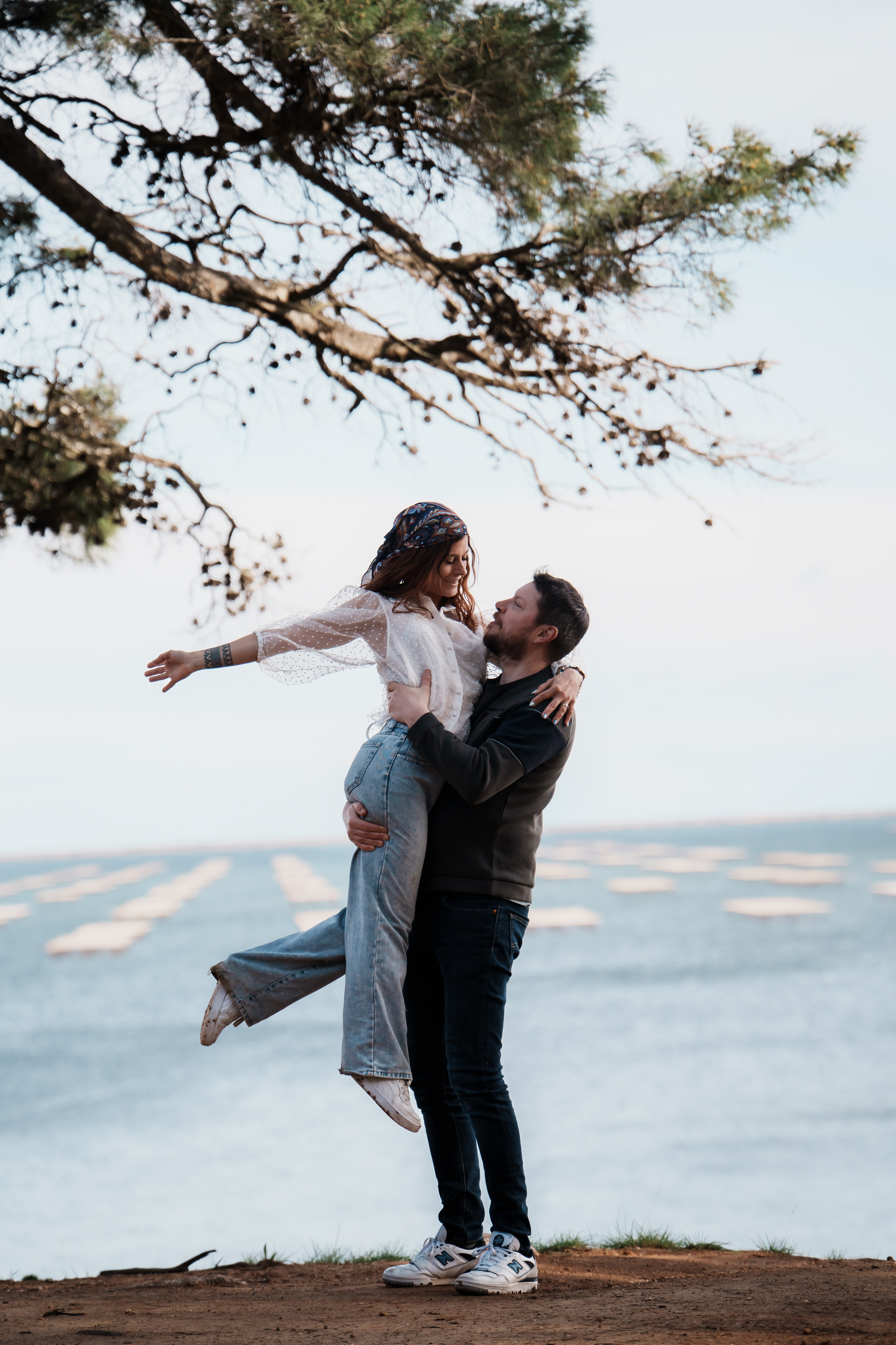 séance engagement Mèze Hérault couple futur mariés bord de l'étang de thau
