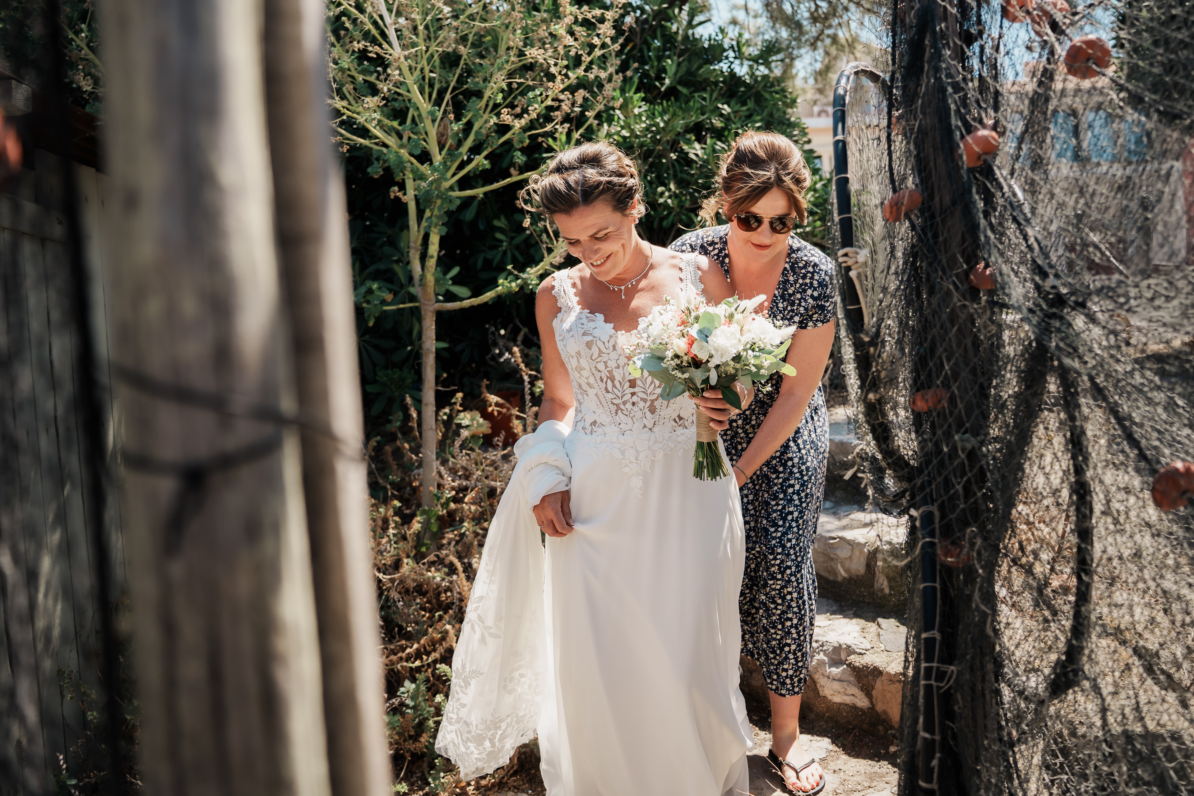 arrivée de la mariée pour le first look au bord de l’Étang de Thau à Sète