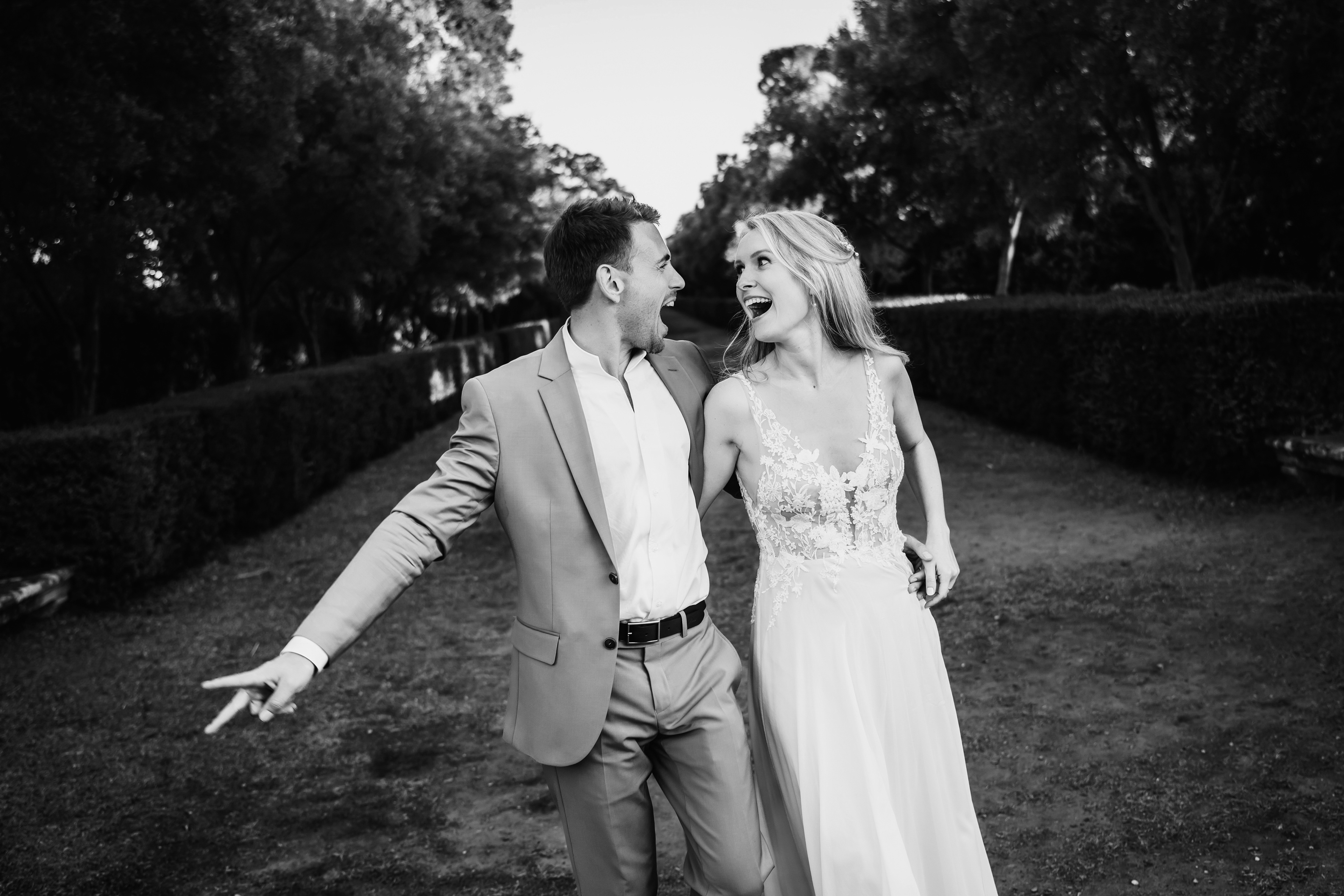 photo de couple en noir et blanc pleine de joie, mariage Hérault