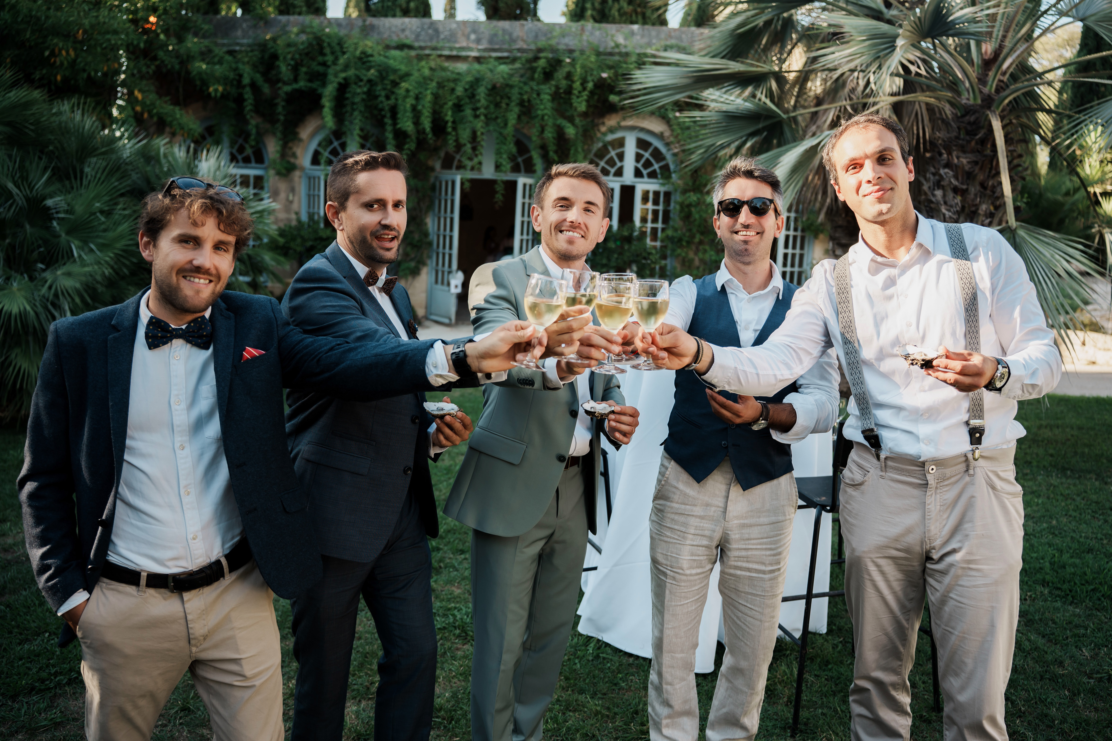 le marié trinque avec ses témoins lors du cocktail de mariage au Château de Flaugergues à Montpellier