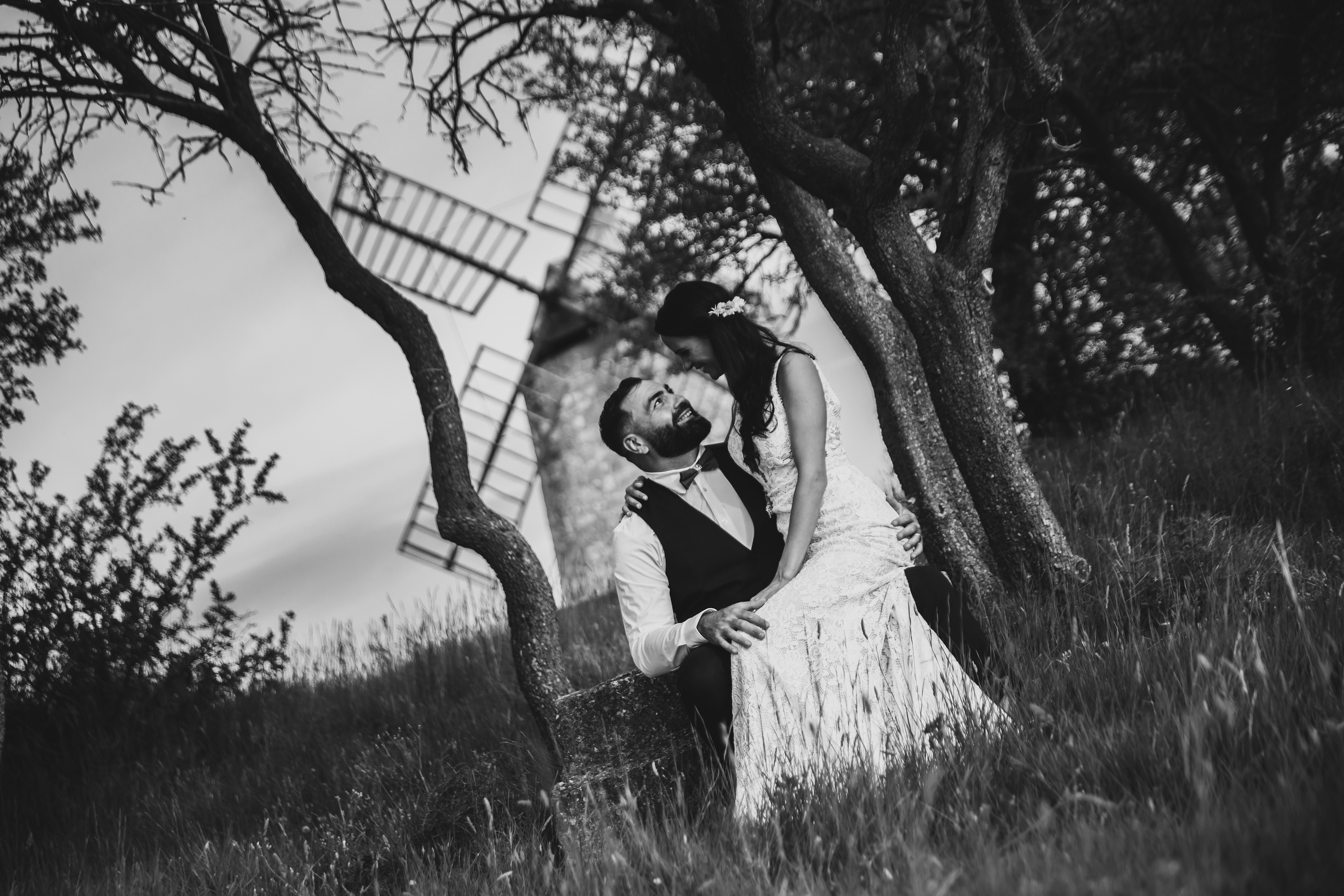 Photo de mariage aux moulins de Nissan à Nissan-lez-Enserune dans l’Hérault – couple de mariés en noir et blanc