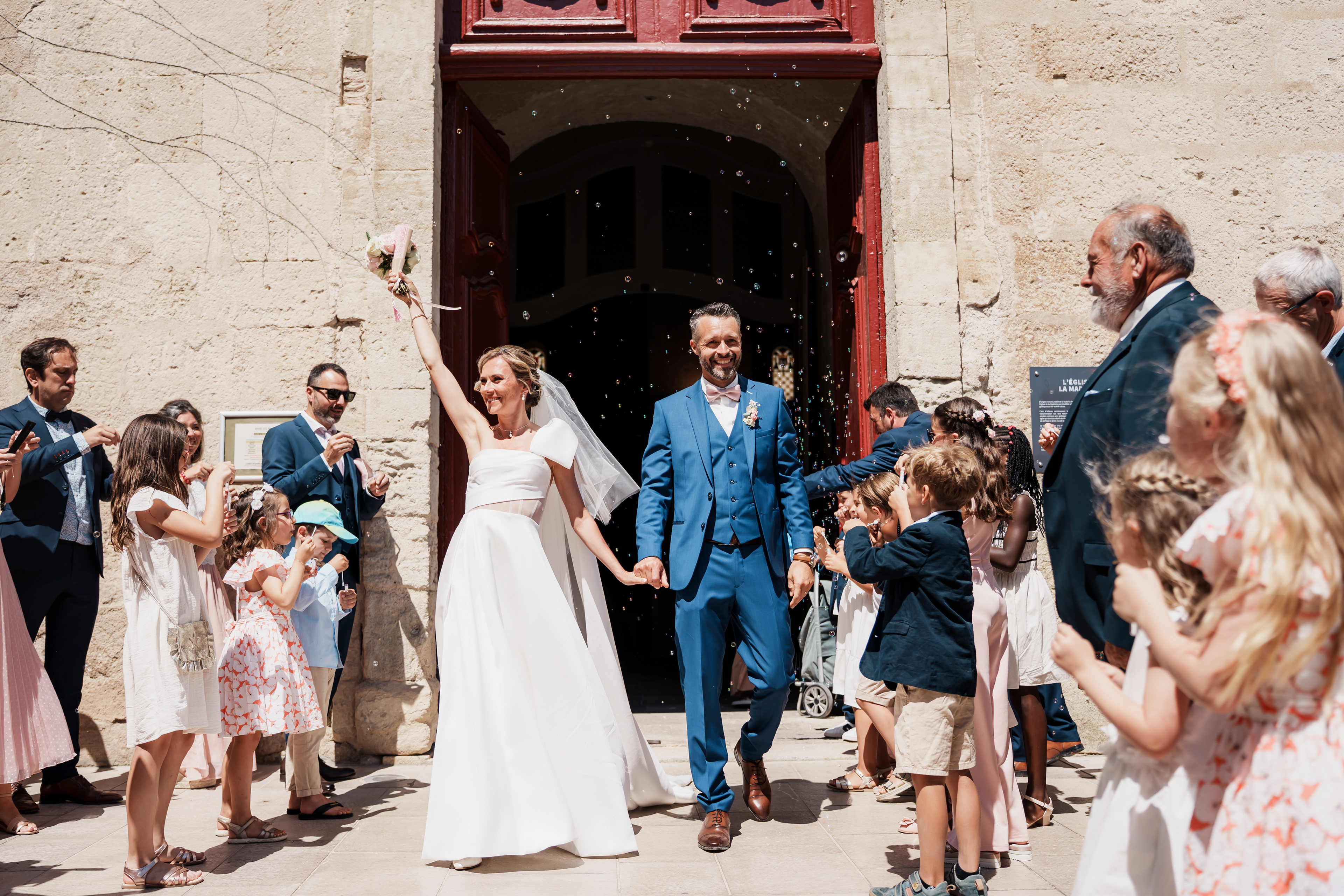 Sortie des mariés de l’église sous une pluie de bulles à Béziers dans l’Hérault