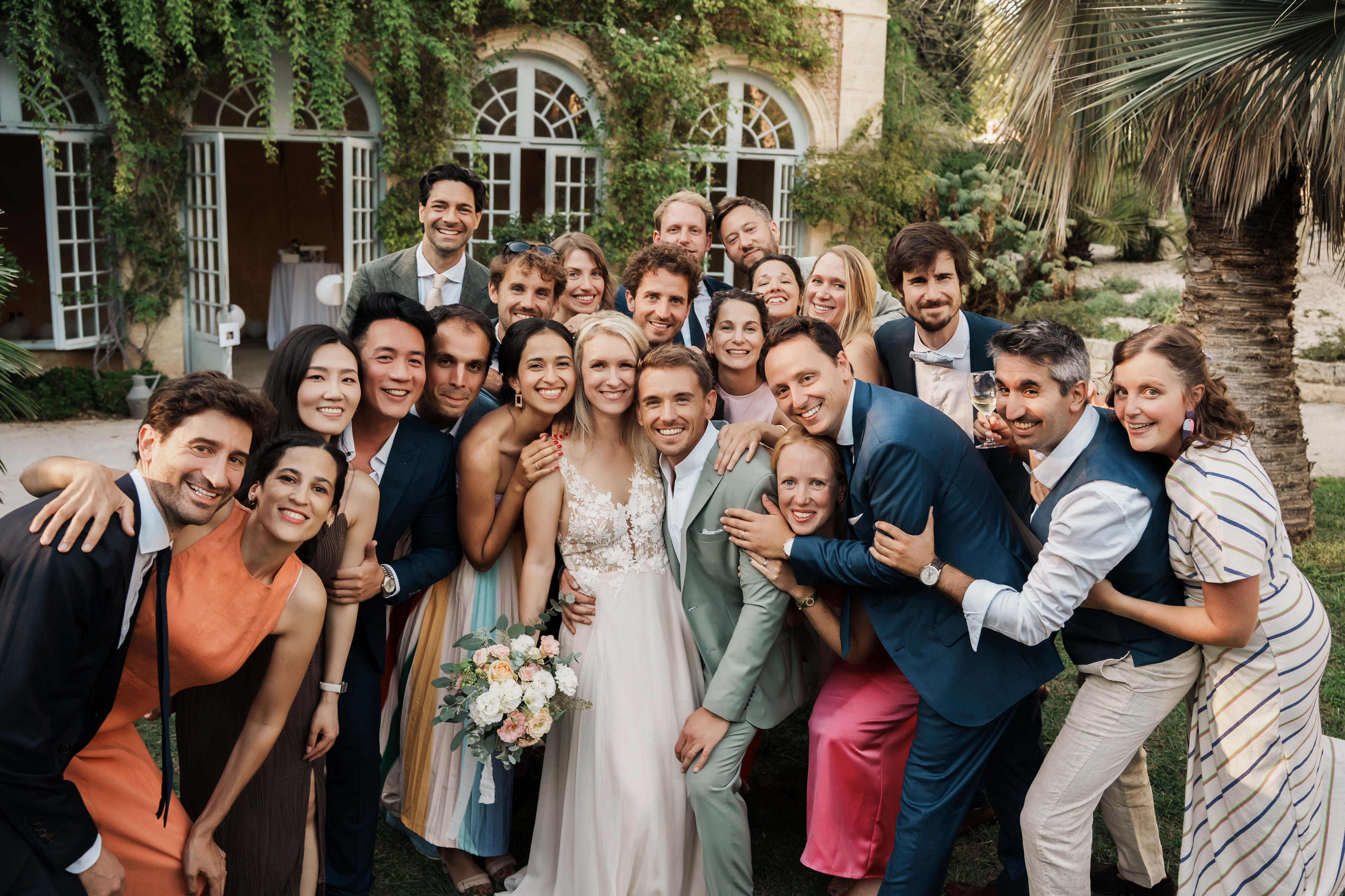 photo de groupe des amis des mariés devant l’orangerie du Château de Flaugergues à Montpellier