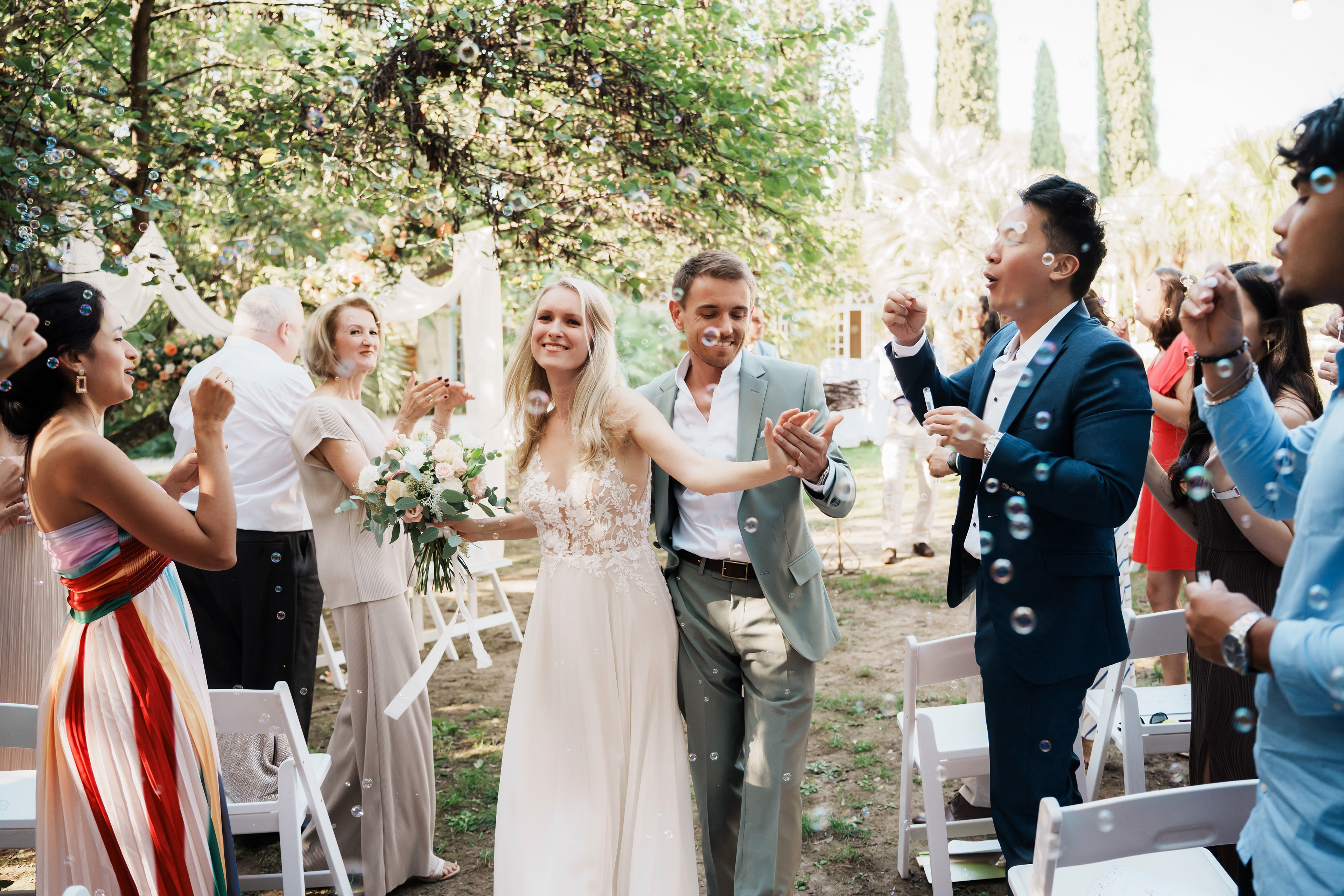 sortie de cérémonie mariage en extérieur, ambiance festive