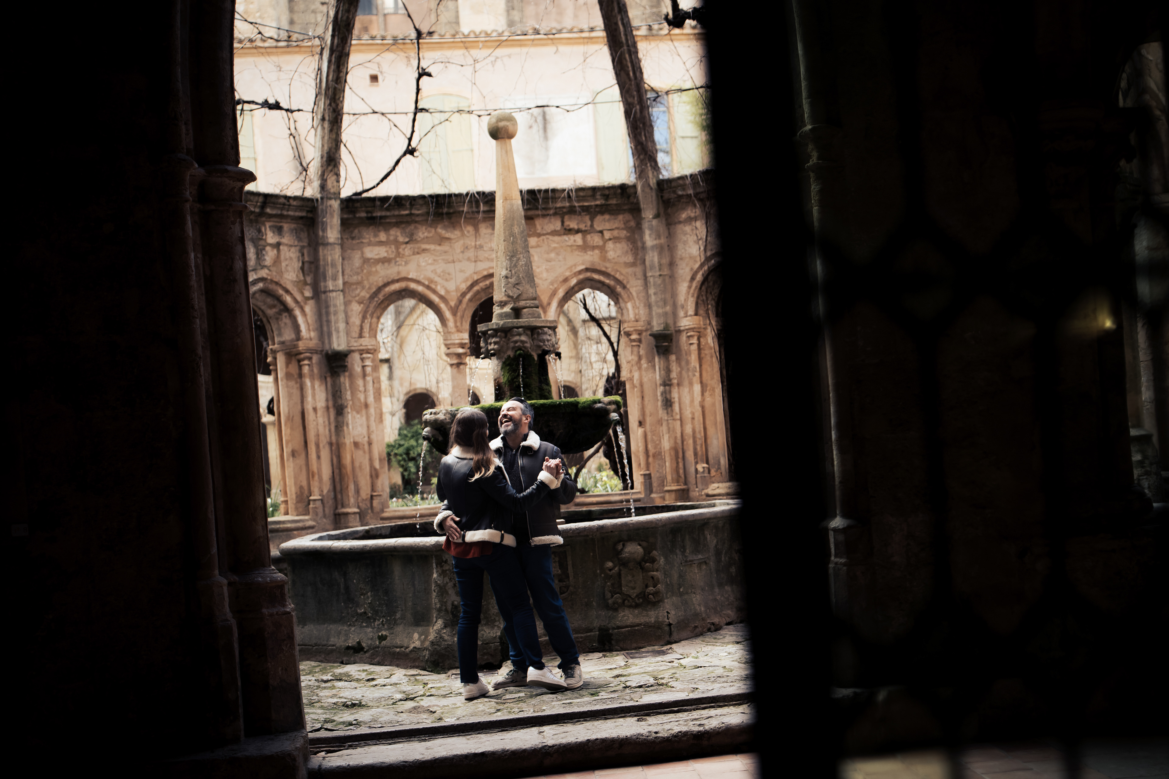 Regard complice entre les futurs mariés pendant leur séance engagement