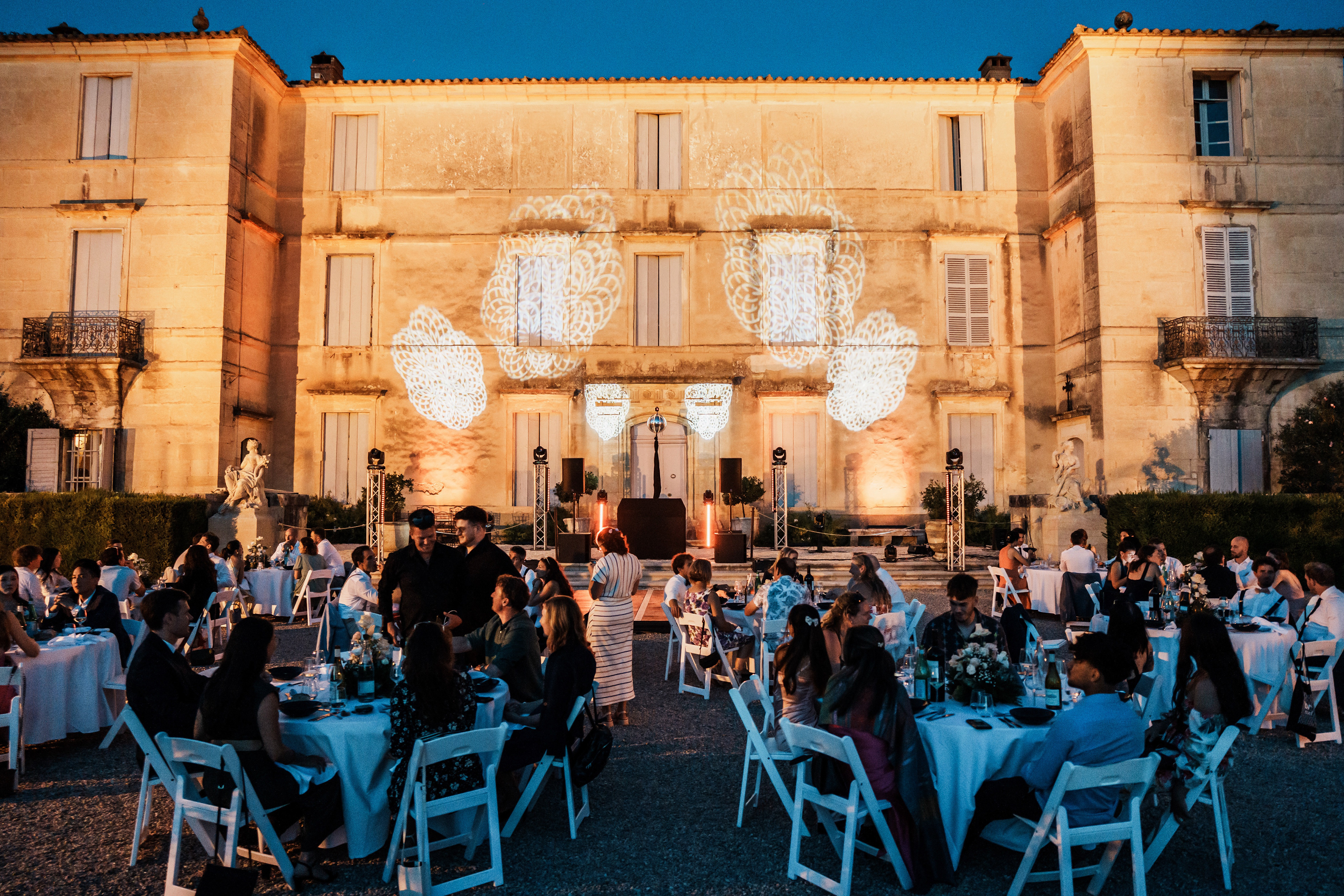 dîner de mariage en extérieur devant le château, ambiance lumineuse et conviviale