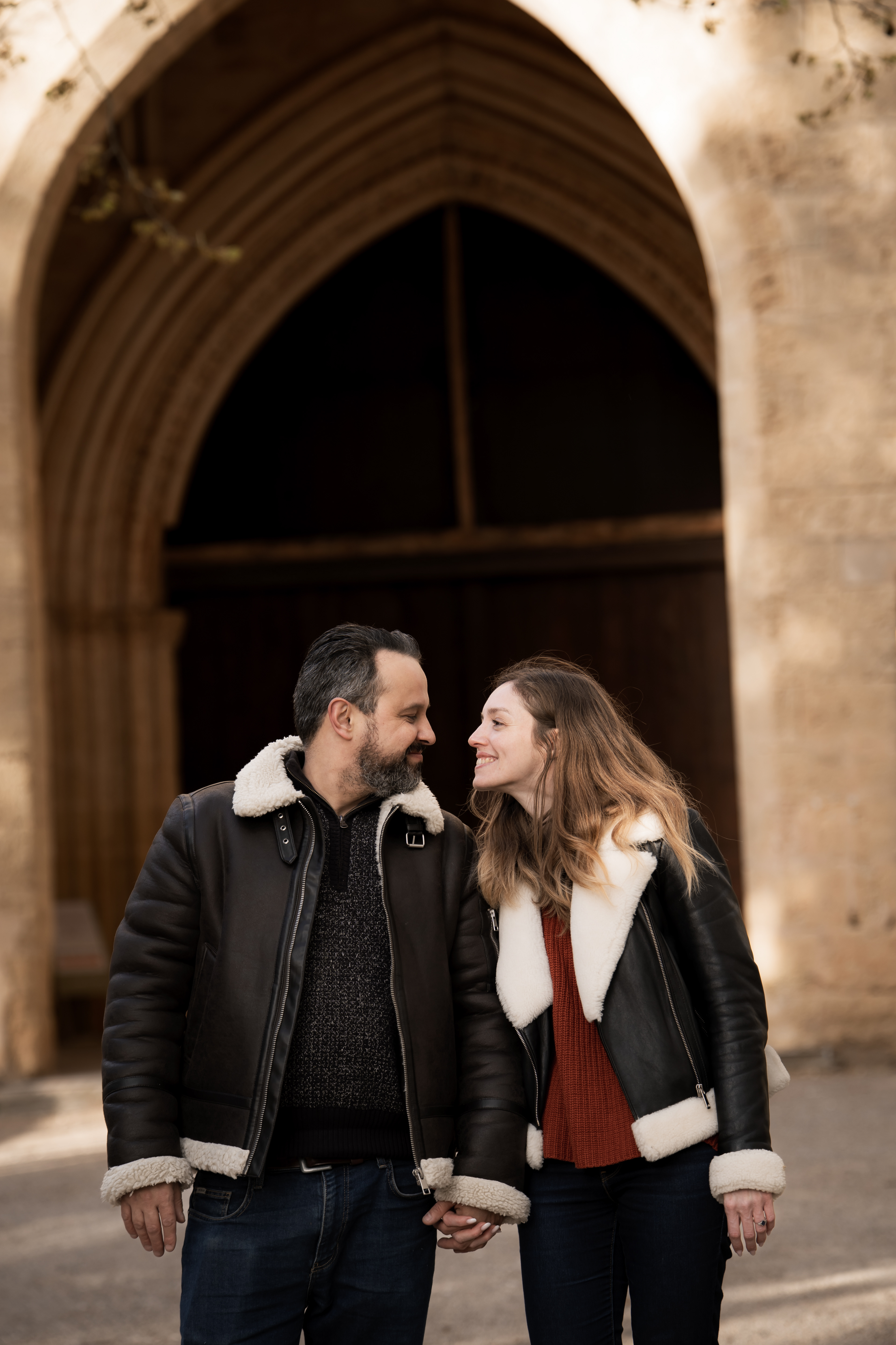 Couple se promenant dans les jardins de l’Abbaye de Valmagne à Villeveyrac