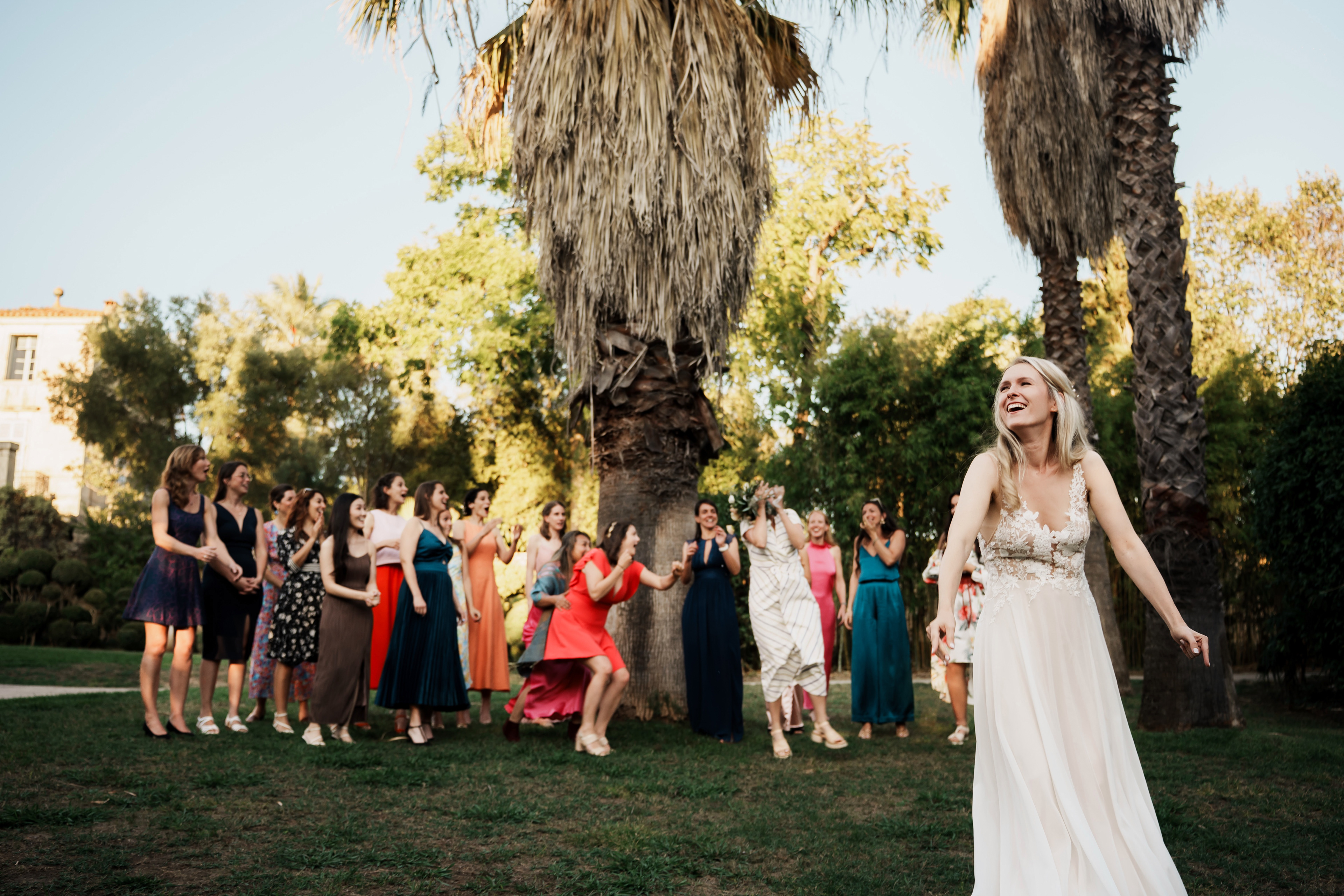 lancer de bouquet pendant le mariage, ambiance joyeuse