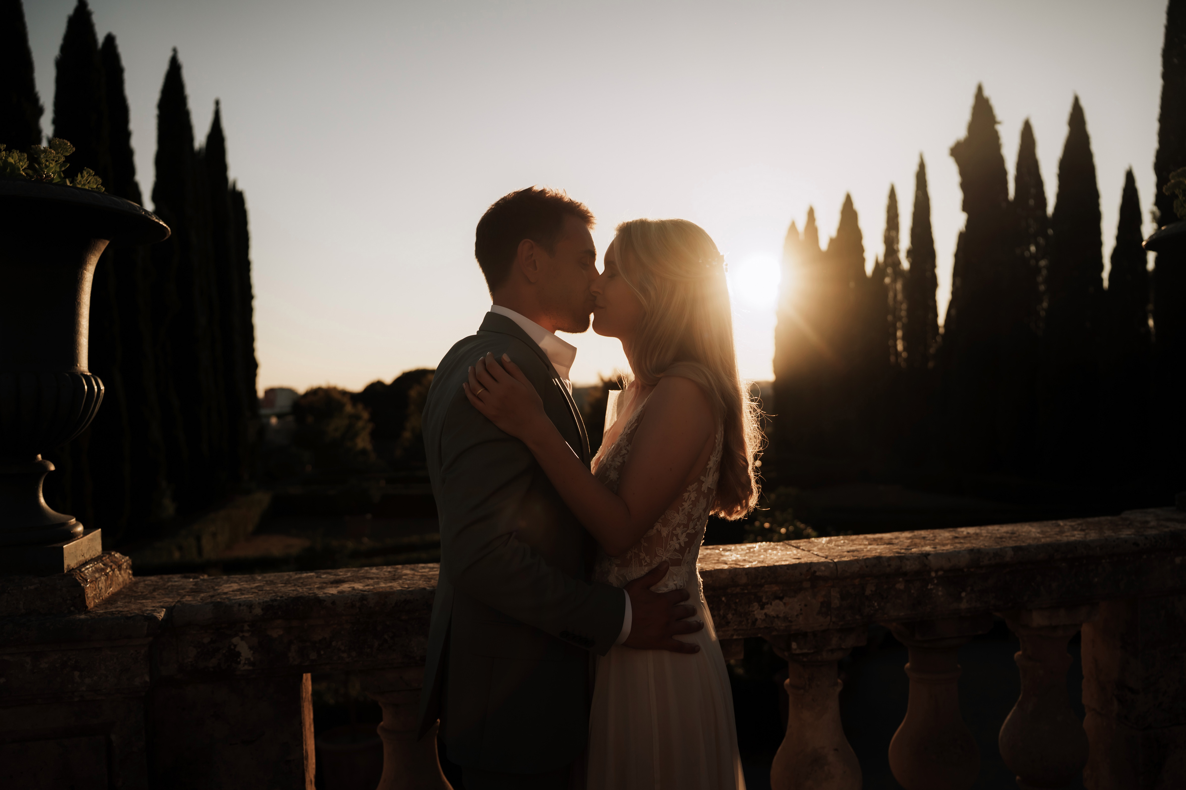 photo de couple en contre-jour au coucher du soleil, Hérault