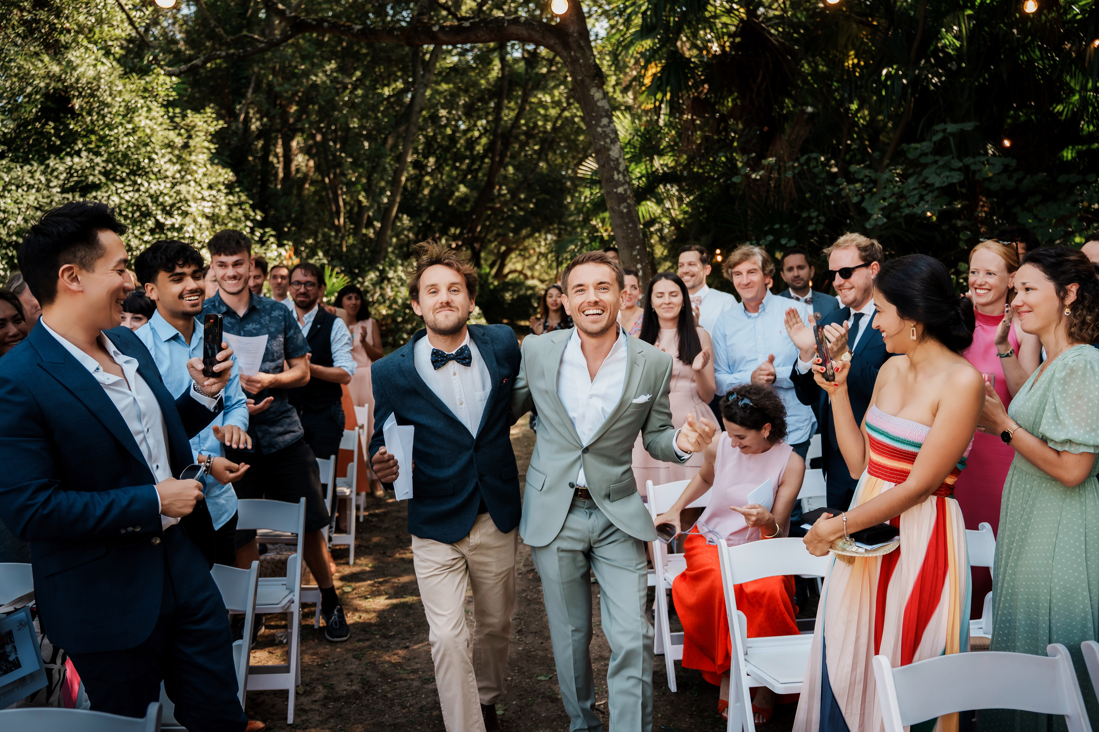 marié entrant avec son frère pour la cérémonie laïque, mariage Montpellier