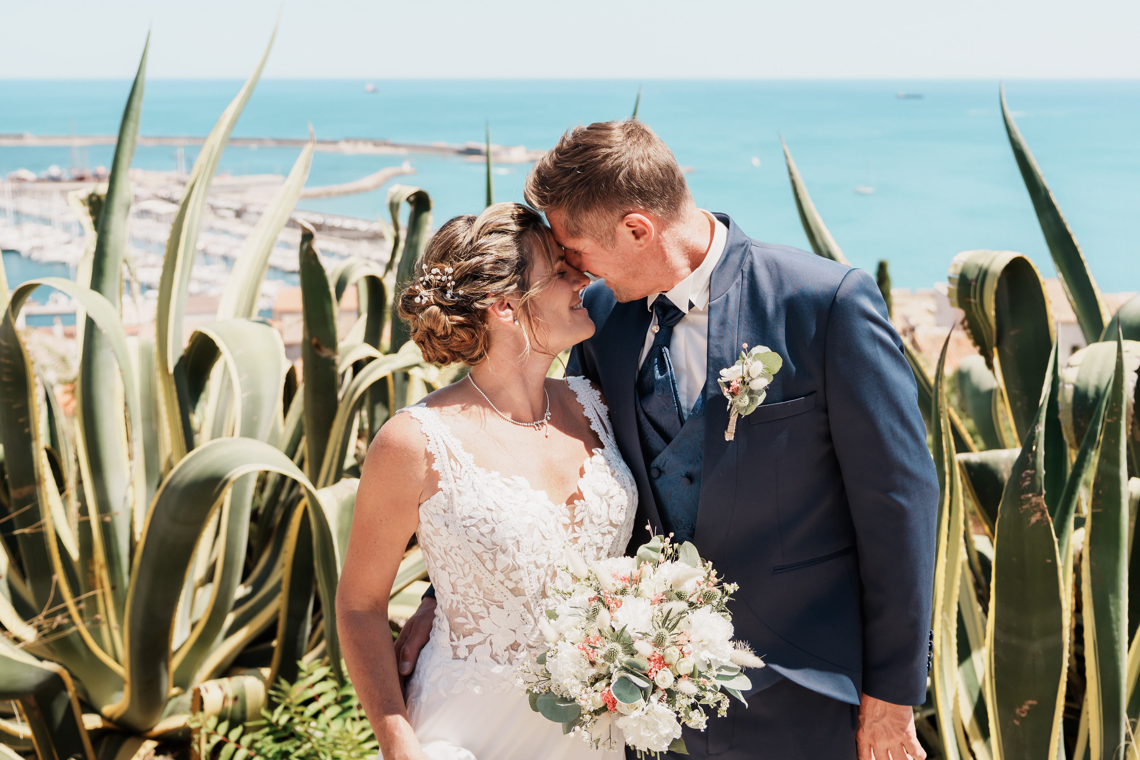 mariés sur les hauteurs de Sète avec vue sur la mer
