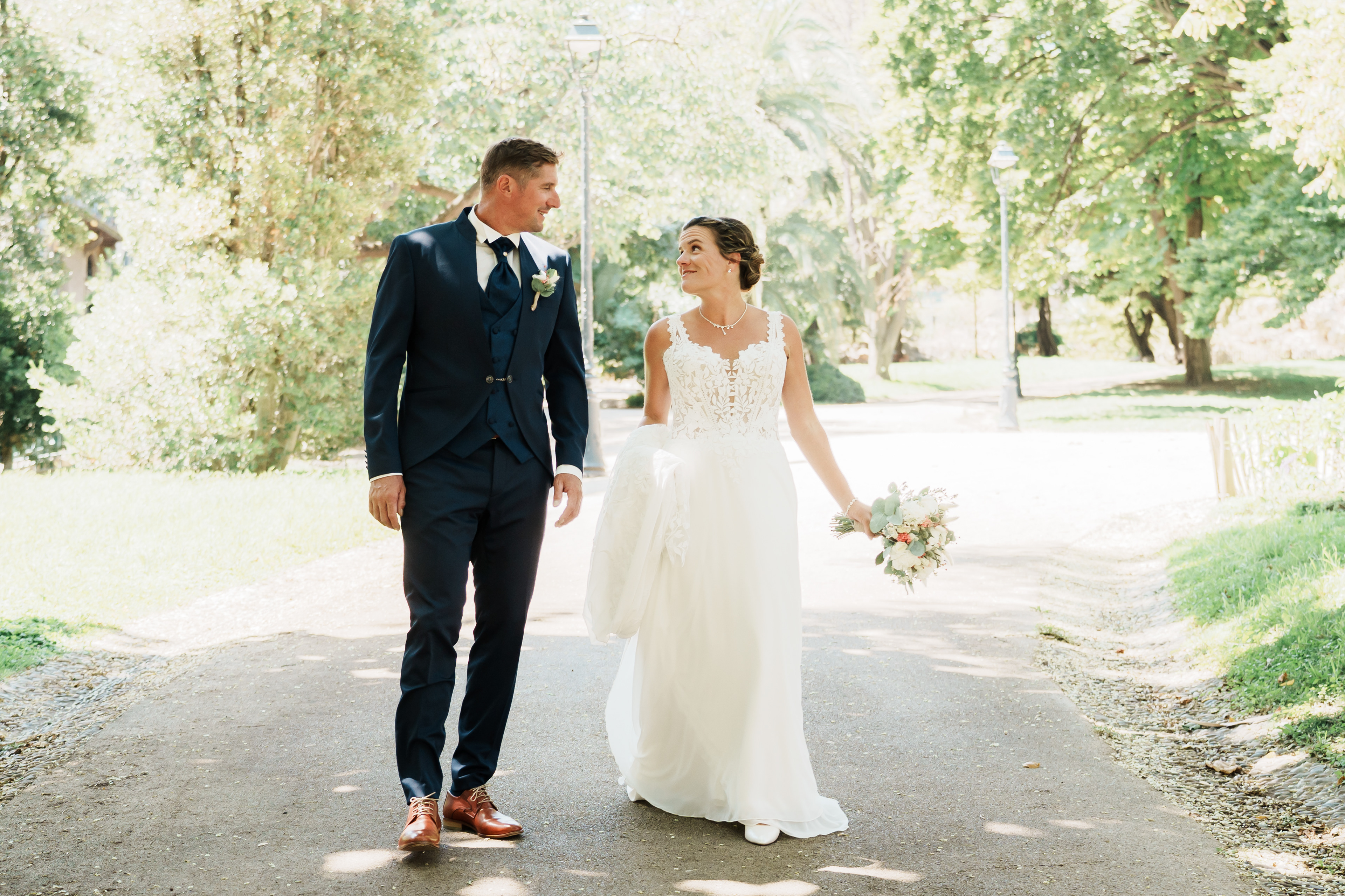 couple marié marchant dans le Parc Simone Veil à Sète, moment naturel et complice