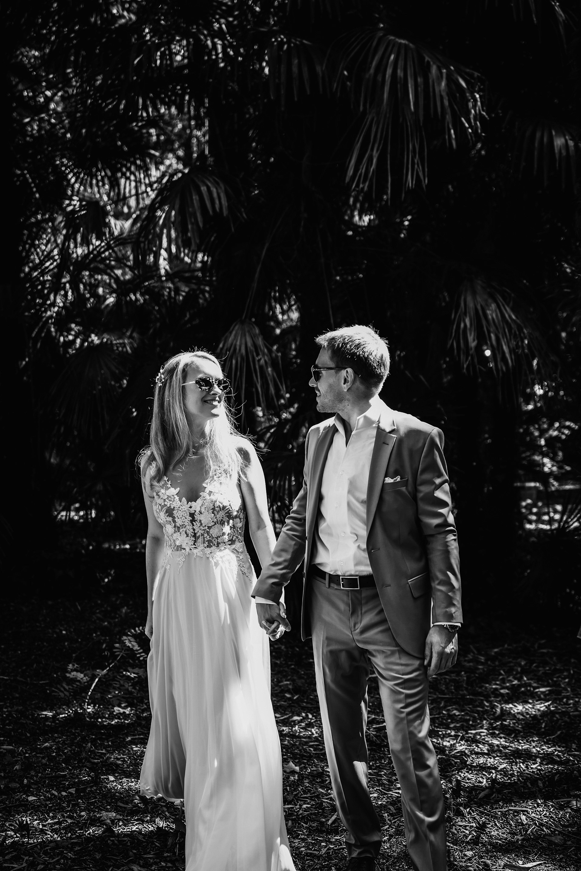 photo de couple en noir et blanc avec lunettes de soleil, mariage au Château de Flaugergues à Montpellier