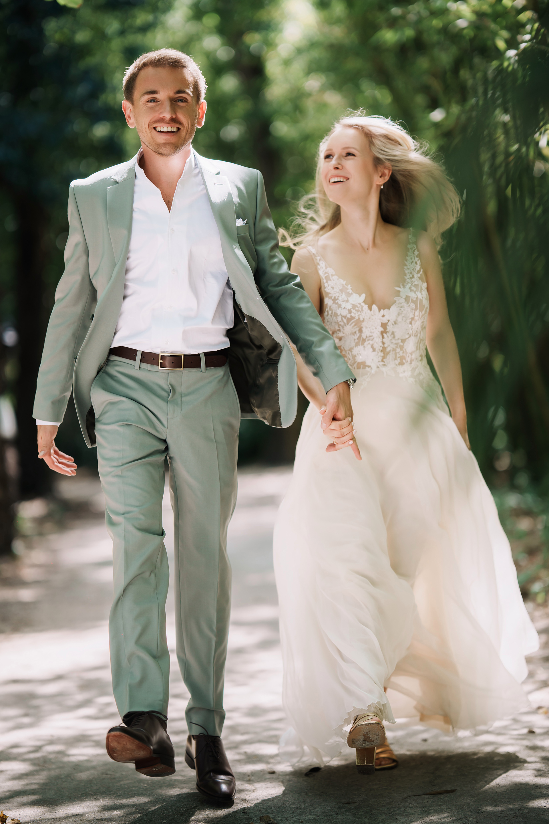 photo de couple en train de courir, moment complice lors du mariage au Château de Flaugergues à Montpellier